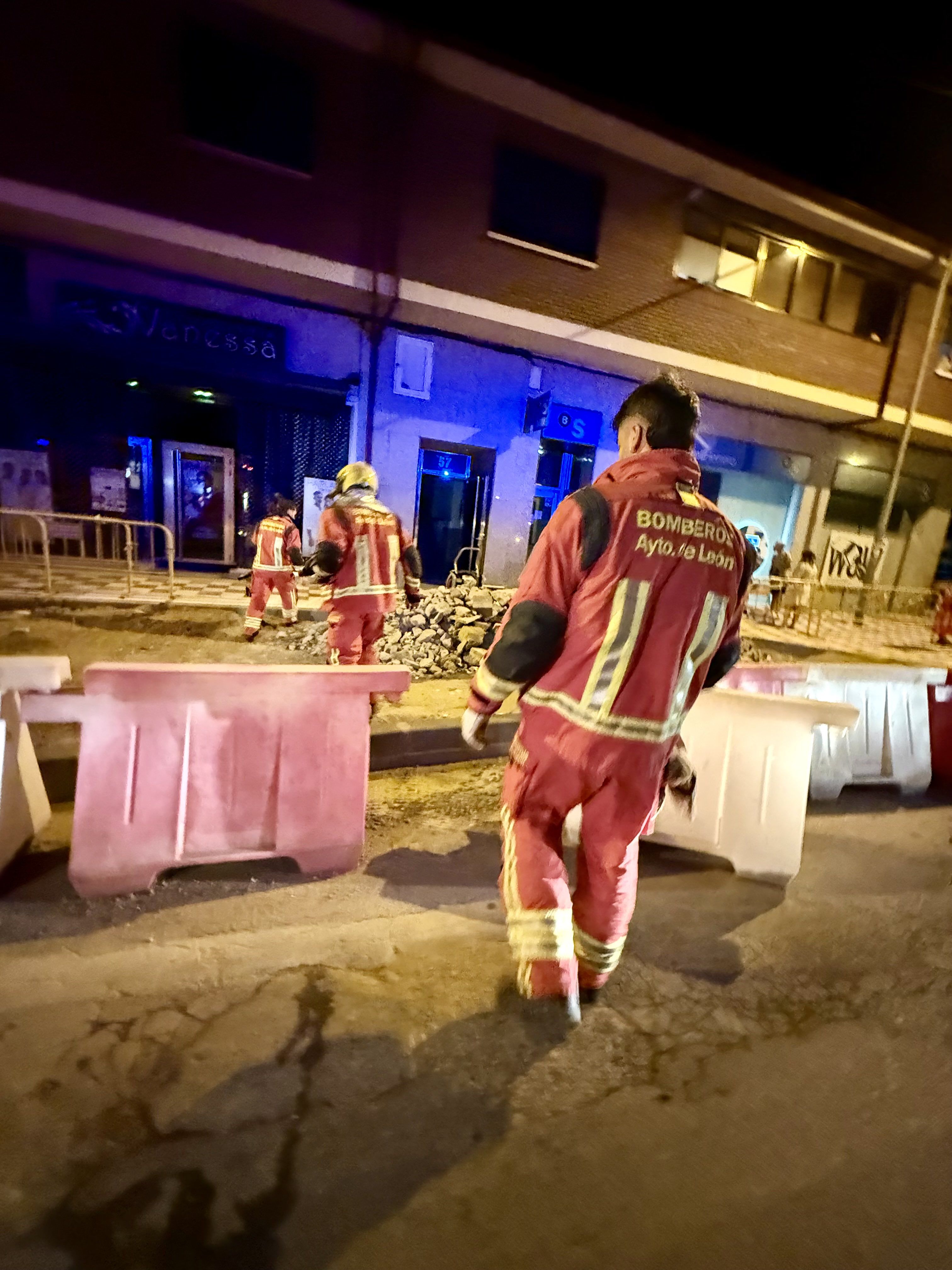 Los bomberos actuando en la zona del incendio. | BOMBEROS AYTO. LEÓN