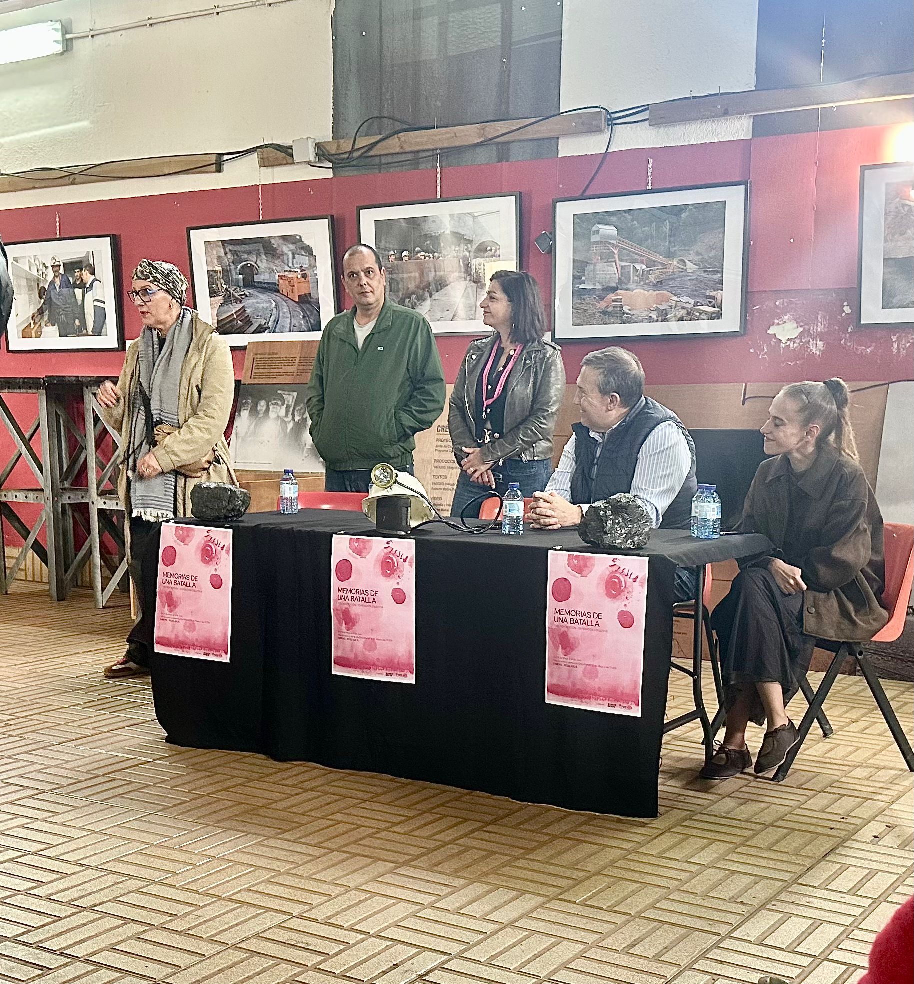 Mª Paz Martínez (i), alcaldesa de Fabero y paciente oncolígica, en la presentación. | L.N.C.