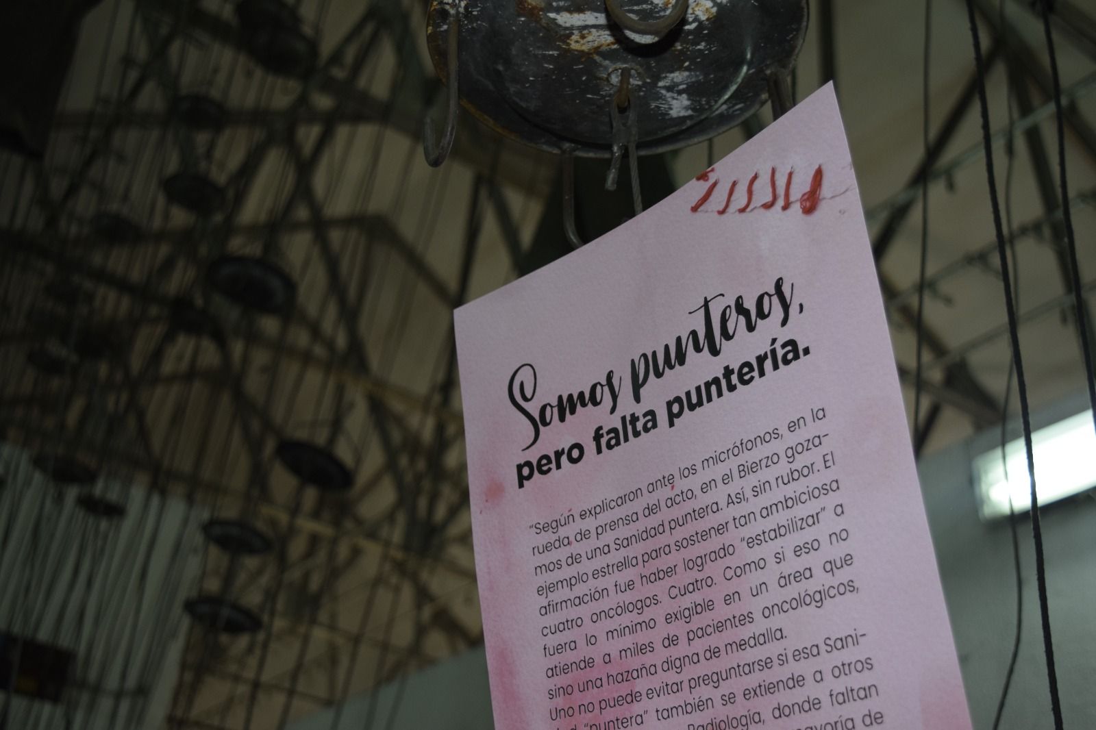 Una de las obras reivindicativas y sociales de la muestra. L.N.C. Una de las obras reivindicativas y sociales de la muestra. L.N.C.