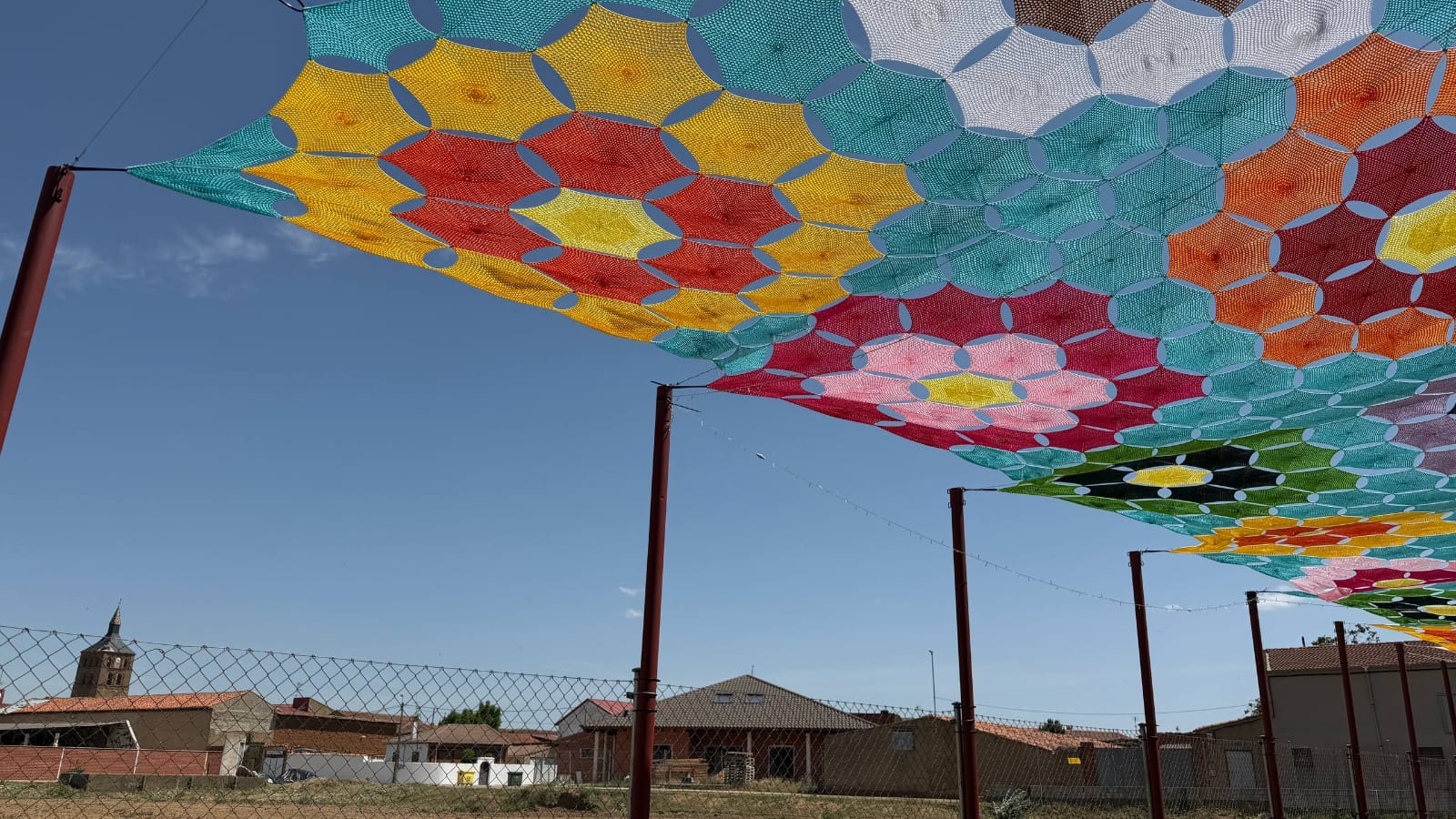 Toldo de ganchillo elaborado por más de una docena de mujeres de Villademor. | L.N.C.