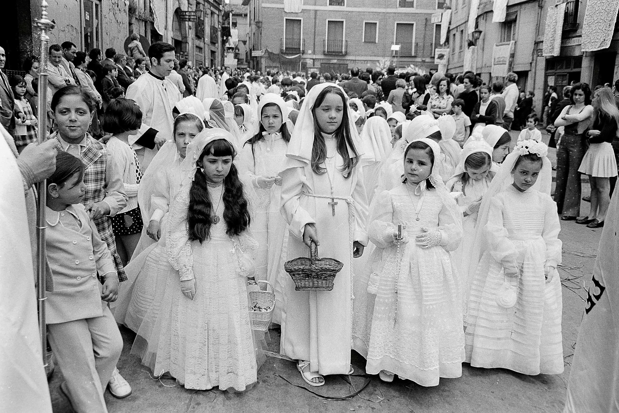 El día de la comunión los niños eran los protagonistas, tomaban las calles, todo el barrio se volcaba con ellos, vestidos de punta en blanco. | FERNANDO RUBIO