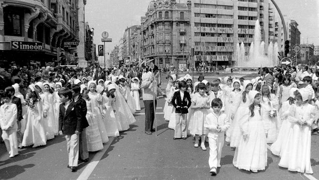 Niños vestidos de primera comunión recorren las calles