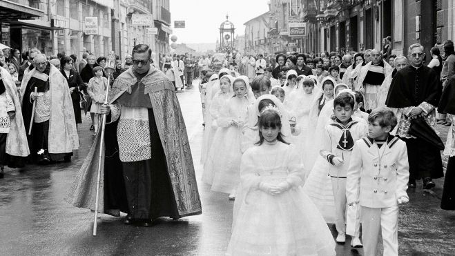 Tres momentos de una celebración que ha marcado los recuerdos de generaciones de niños leoneses