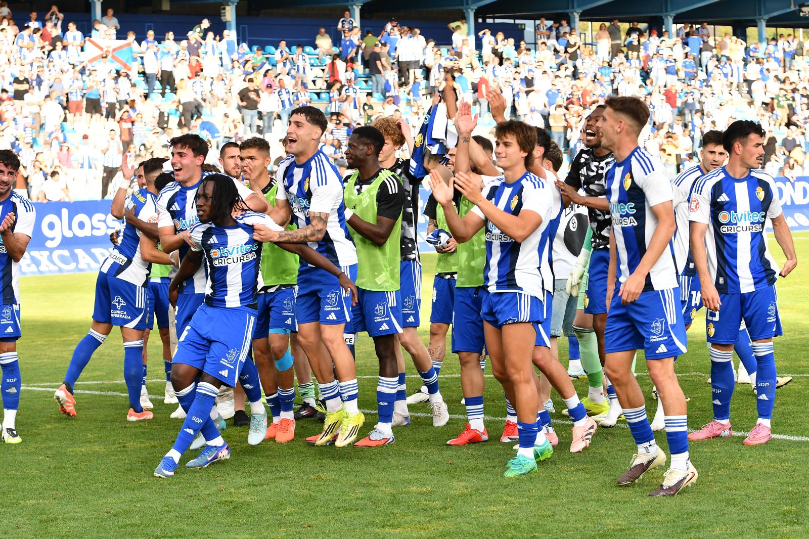 La plantilla de la Ponferradina celebra la clasificación al ‘playoff’ tras el partido ante el Athletic B. QUINITO