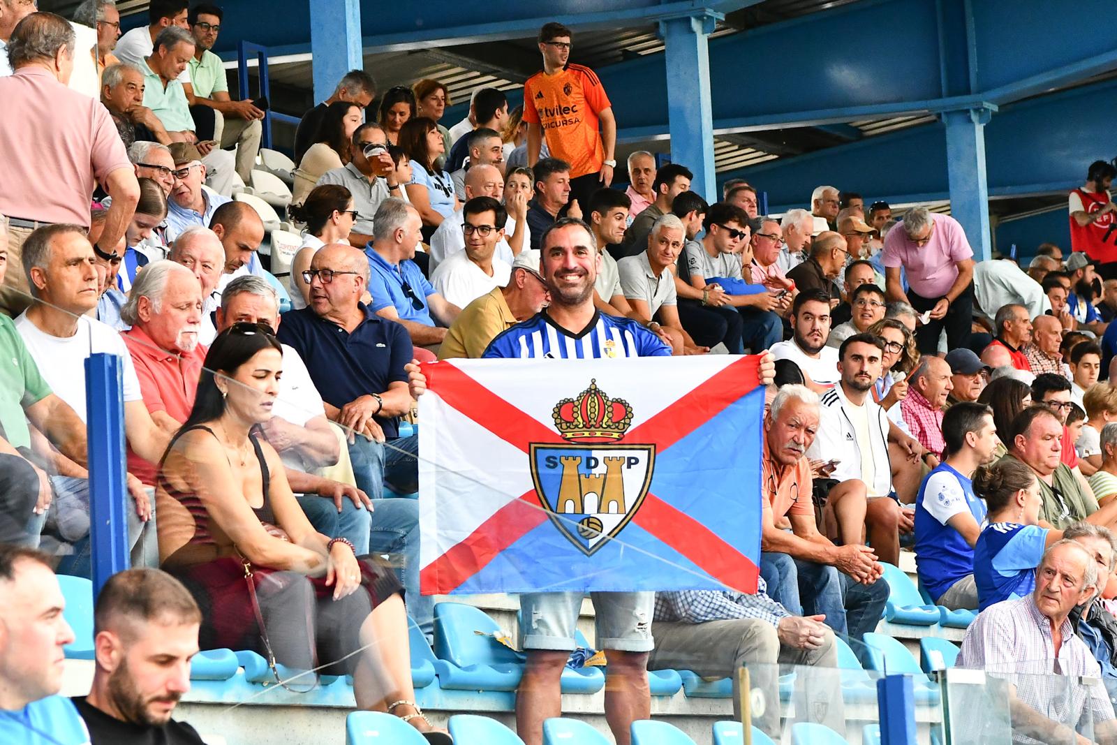 La afición de la Deportiva moviliza a la ciudad para colgar banderas en los balcones. ENRIQUE RAMÓN La afición de la Deportiva moviliza a la ciudad para colgar banderas en los balcones. ENRIQUE RAMÓN