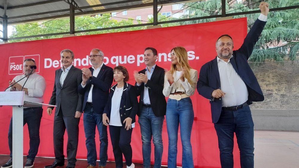 Olegario Ramón y Zapatero en un acto electoral en Ponferrada. | MAR IGLESIAS