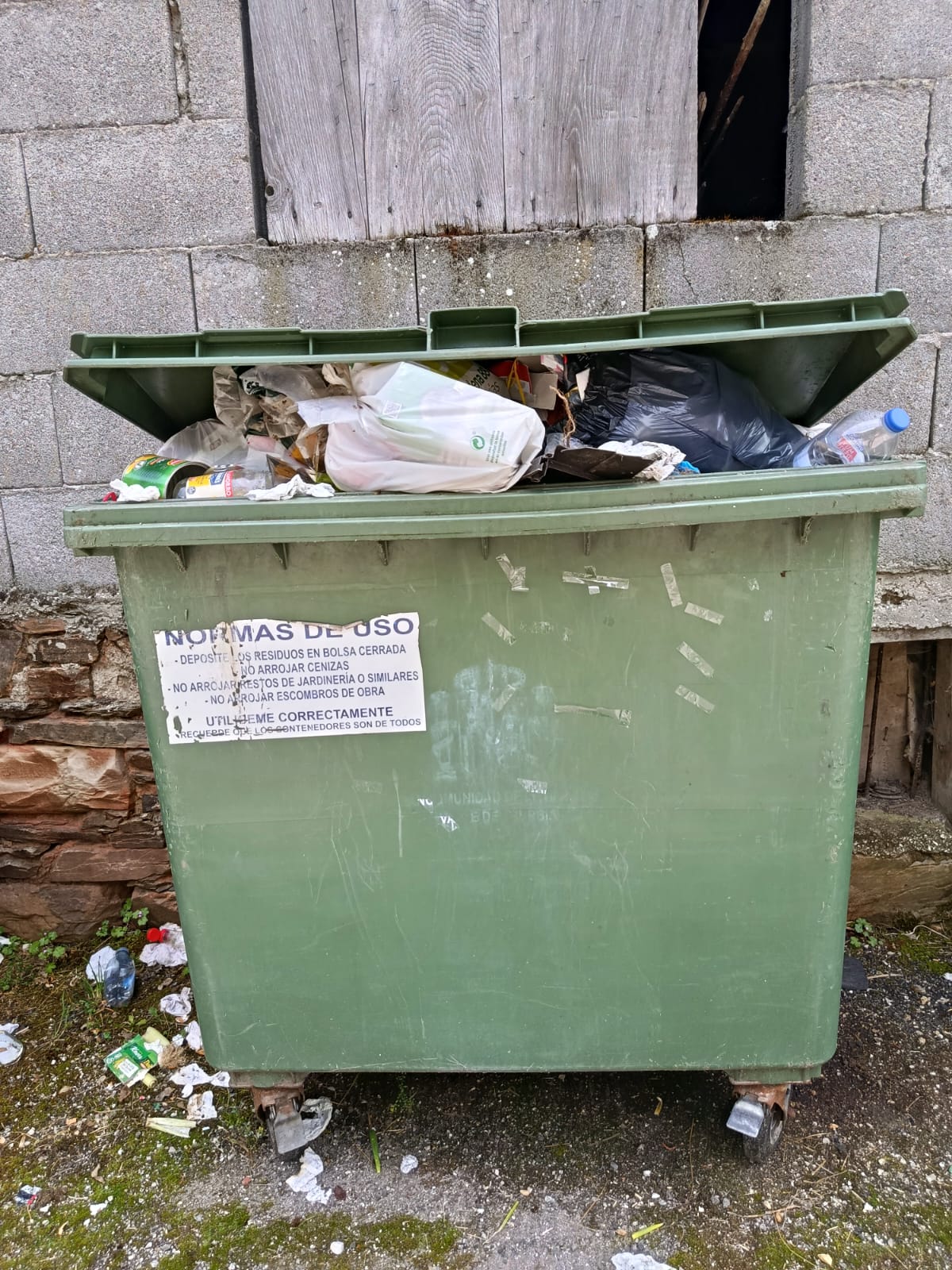 Estado del contenedor en el barrio de Tejeira, 15 días sin recoger. Estado del contenedor en el barrio de Tejeira, 15 días sin recoger.