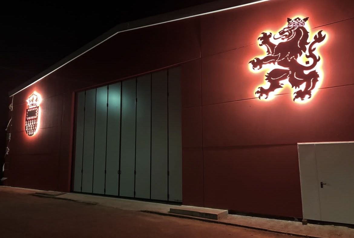 Imagen nocturna del nuevo pabellón de Almanza. | L.N.C.