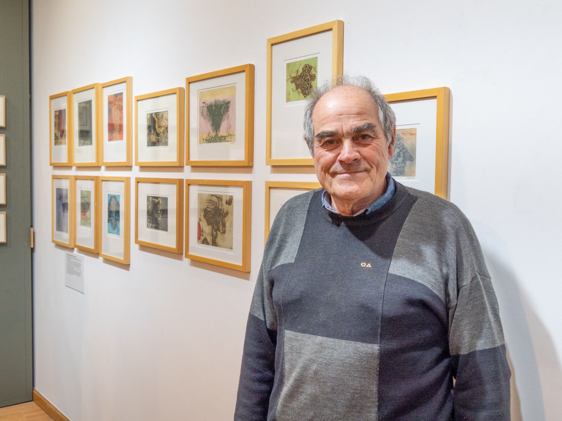 El artista Alberto Valverde ante algunas de sus obras expuestas. | VICENTE GARCÍA El artista Alberto Valverde ante algunas de sus obras expuestas. | VICENTE GARCÍA