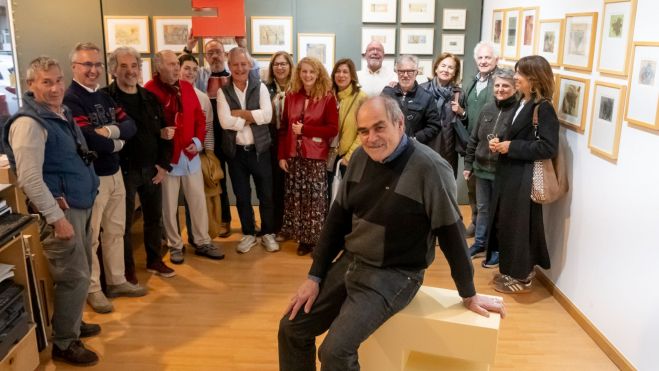 Multitud de personas acompañaron al artista en la inauguración.VICENTE GARCÍA Multitud de personas acompañaron al artista en la inauguración.VICENTE GARCÍA