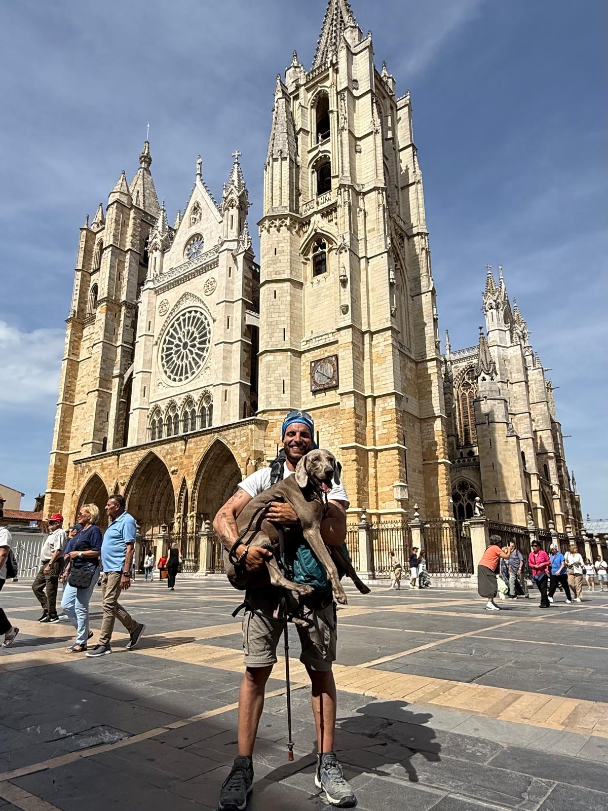 El 'influencer' Íñigo Tina y su perra Bruma en la plaza de la Catedral de León. | L.N.C. El 'influencer' Íñigo Tina y su perra Bruma en la plaza de la Catedral de León. | L.N.C.