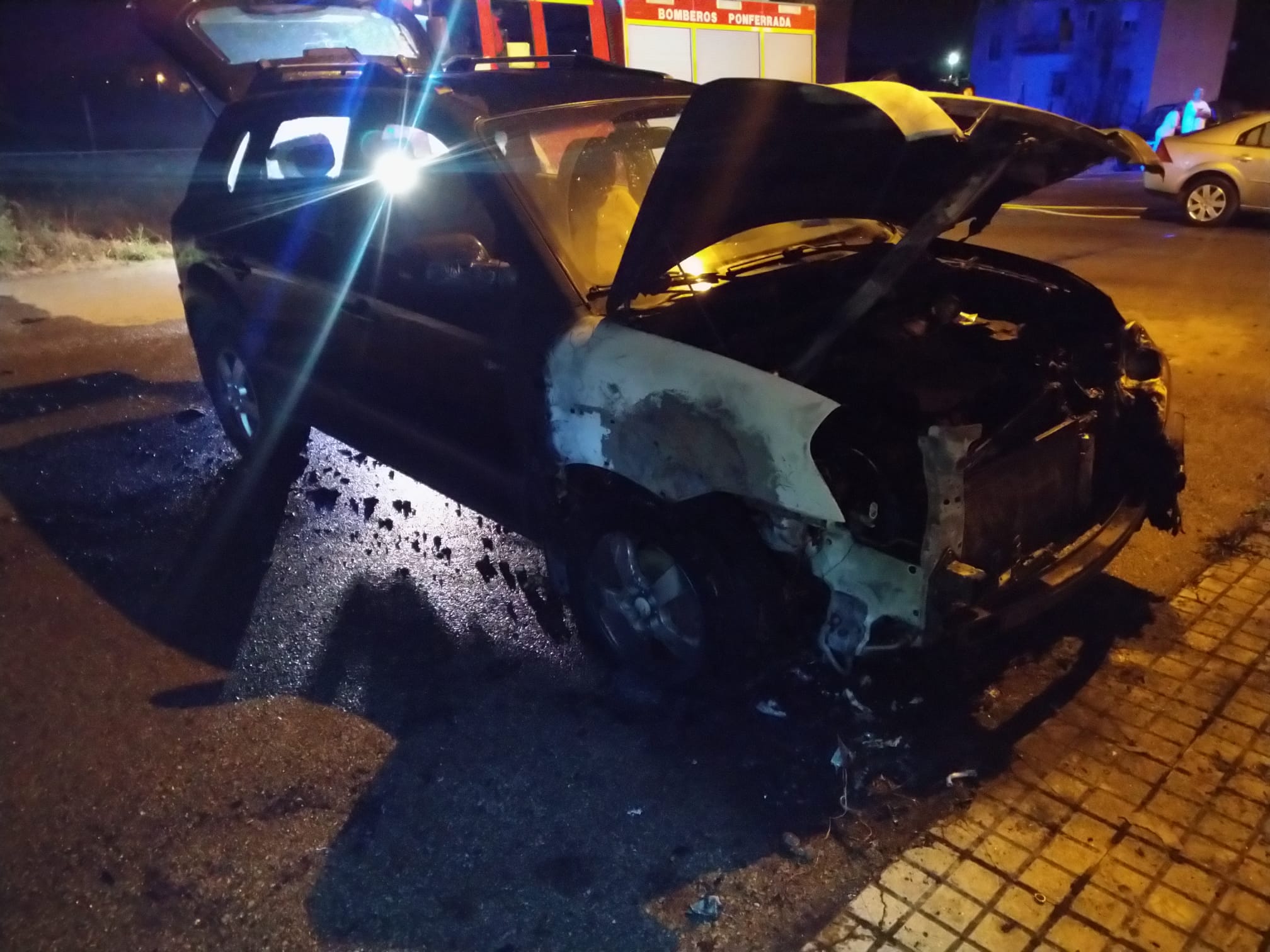 Uno de los vehículos incendiados en la capital del Bierzo.