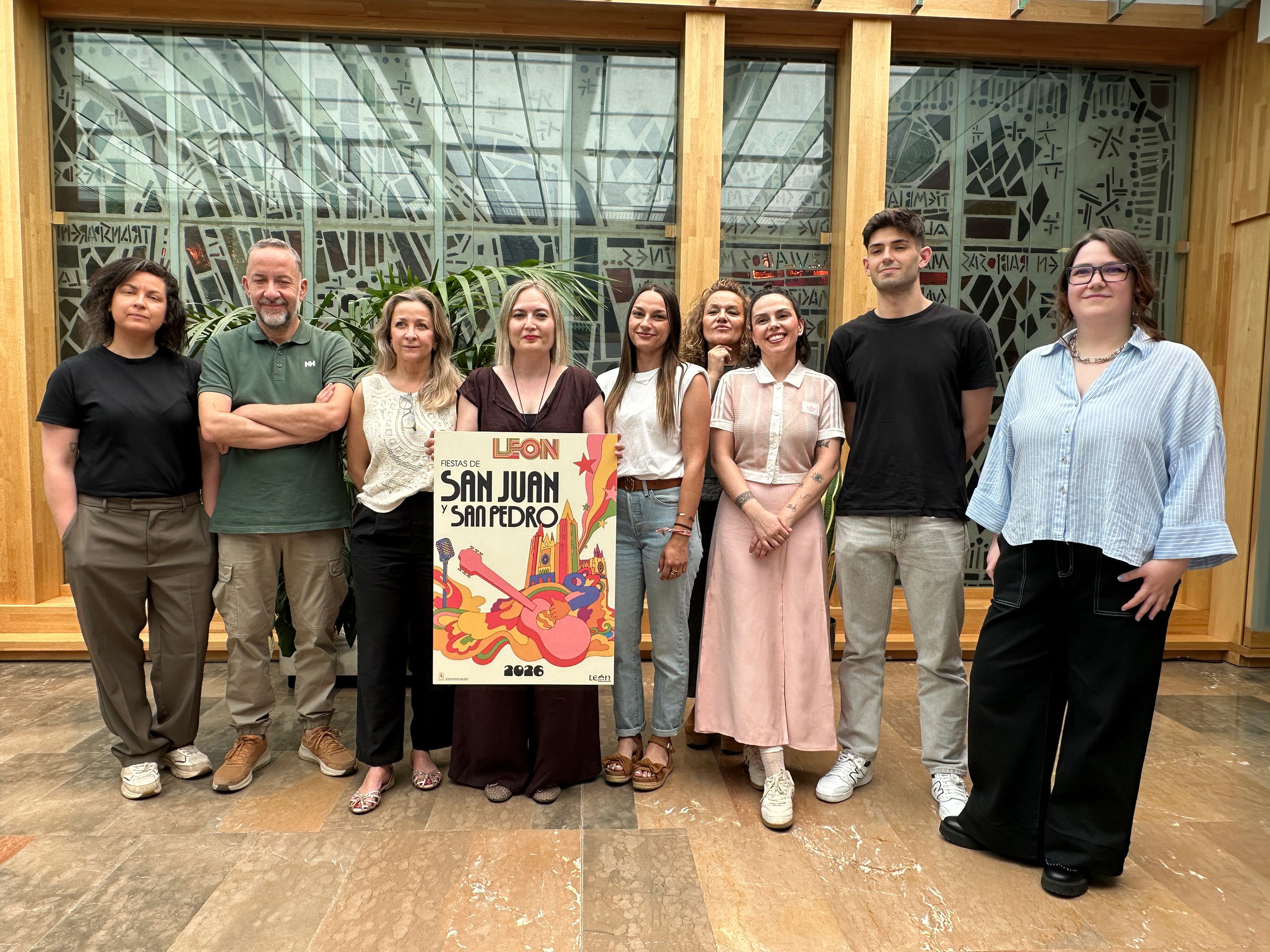 Jurado con el cartel de las fiestas de San Juan y San Pedro 2026 de León. | L.N.C. Jurado con el cartel de las fiestas de San Juan y San Pedro 2026 de León. | L.N.C.