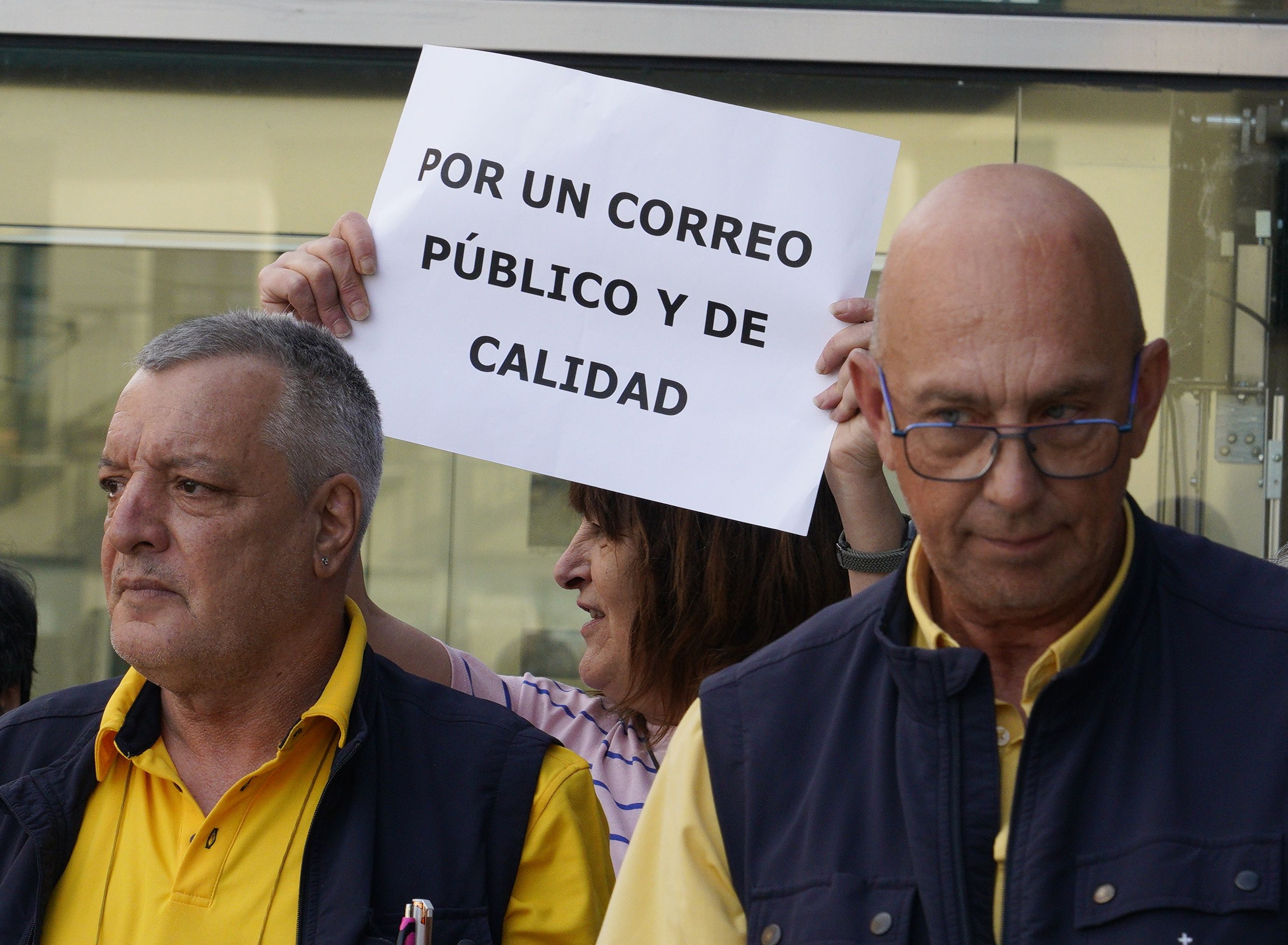 Protesta de los trabajadores de Correos en Ponferrada. | CÉSAR SÁNCHEZ (ICAL) Protesta de los trabajadores de Correos en Ponferrada. | CÉSAR SÁNCHEZ (ICAL)