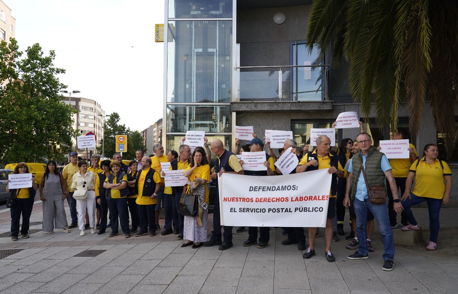 Protesta de los trabajadores de Correos en Ponferrada. | CÉSAR SÁNCHEZ (ICAL) Protesta de los trabajadores de Correos en Ponferrada. | CÉSAR SÁNCHEZ (ICAL)