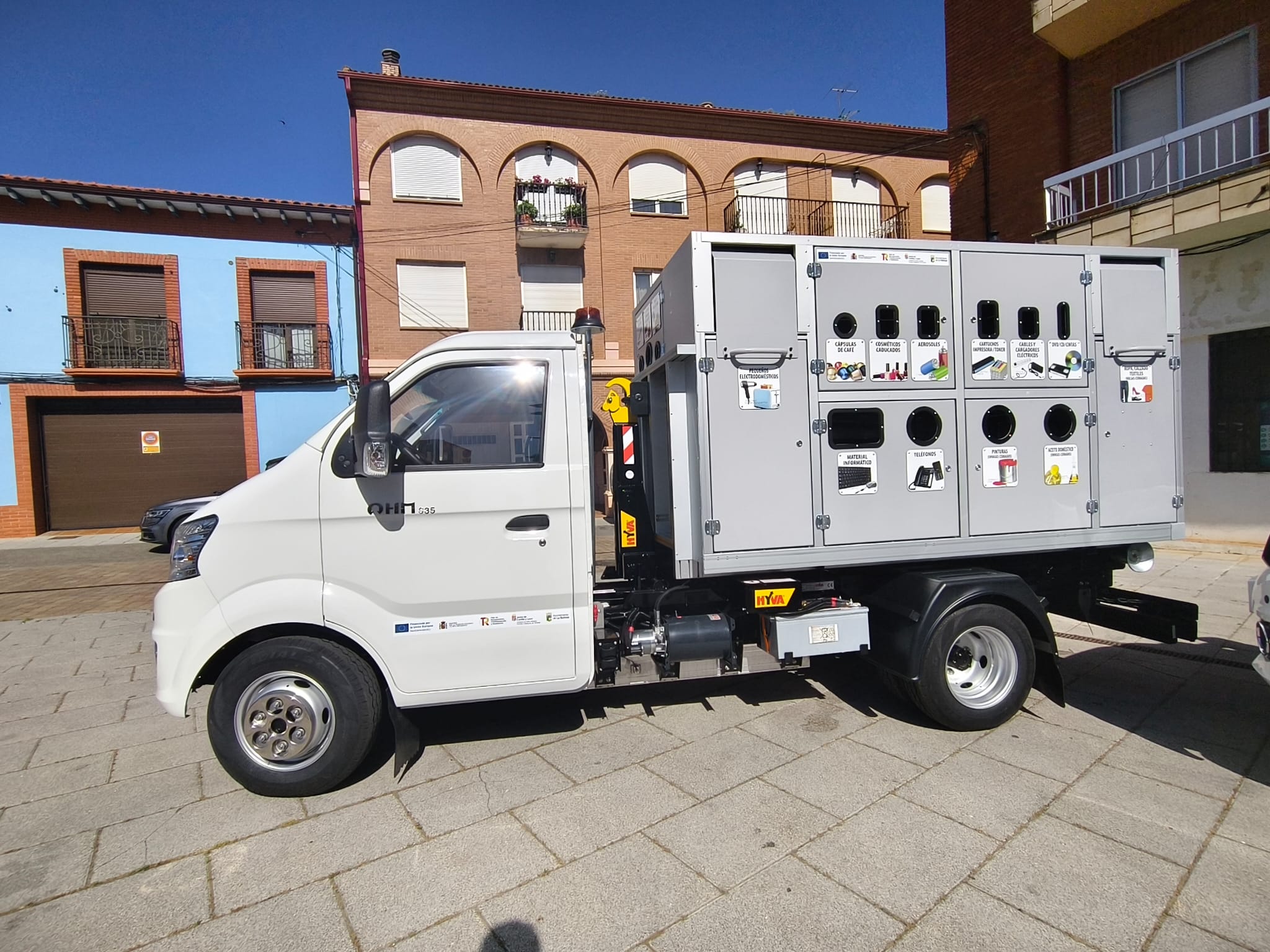 Vista del punto limpio móvil, que es además es un vehículo eléctrico. | A. RODRÍGUEZ Vista del punto limpio móvil, que es además es un vehículo eléctrico. | A. RODRÍGUEZ