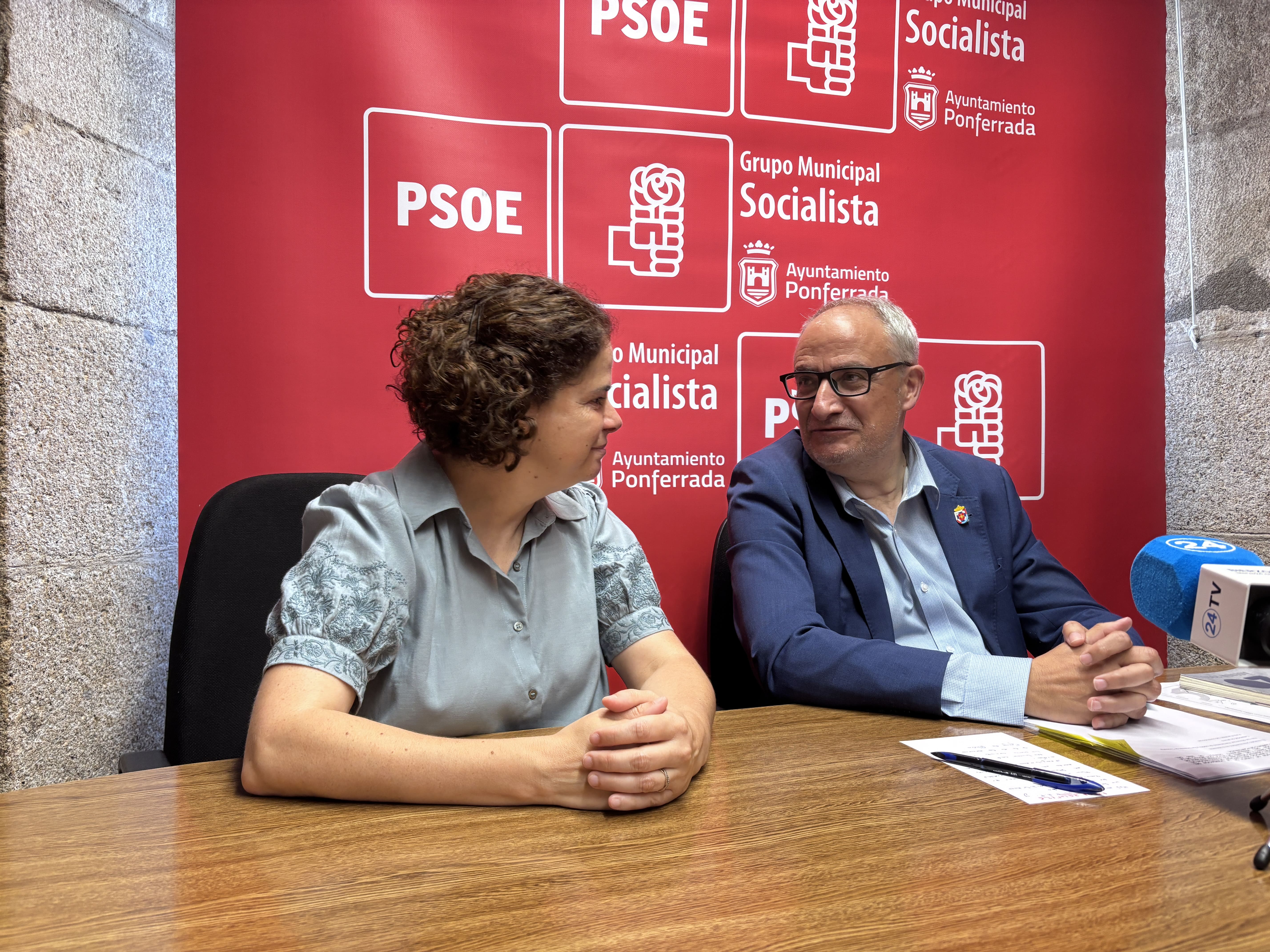 Judit Lama (i) y Olegario Ramón (d) durante la rueda de prensa del PSOE de Ponferrada. | JAVIER FERNÁNDEZ Judit Lama (i) y Olegario Ramón (d) durante la rueda de prensa del PSOE de Ponferrada. | JAVIER FERNÁNDEZ