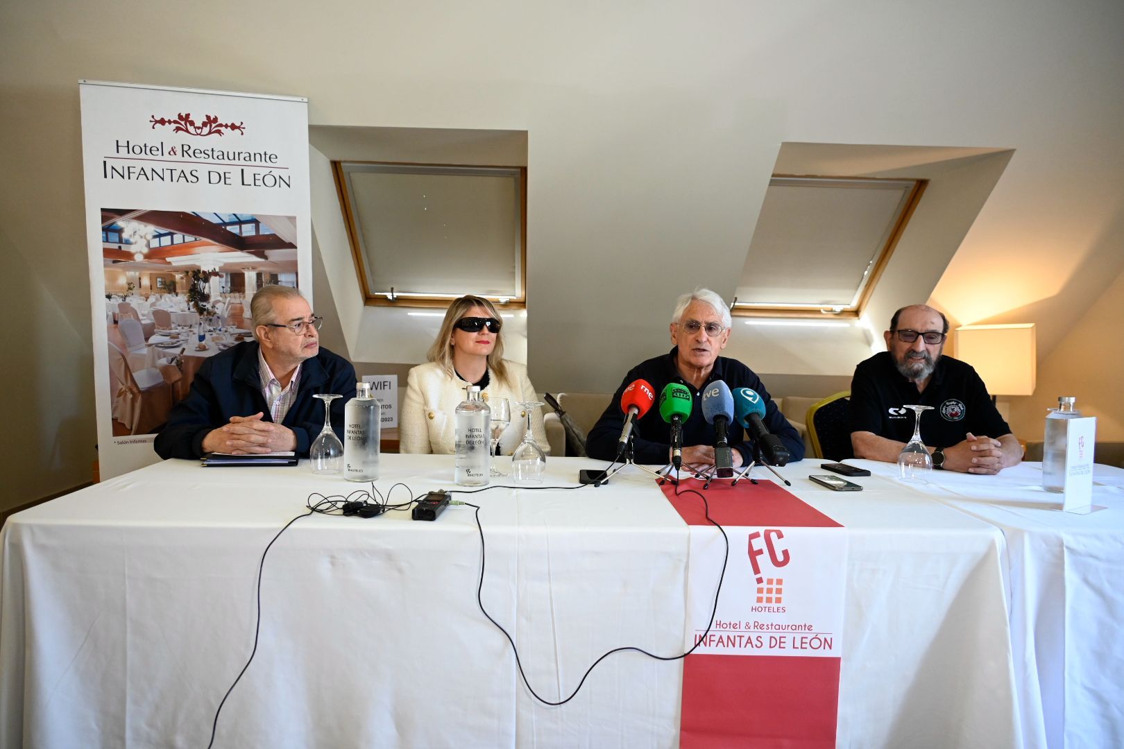 Un instante de la rueda de prensa convocada por Unidad Leonesa para poner en valor a León como 'Cuna del Parlamentarismo' .| SAÚL ARÉN Un instante de la rueda de prensa convocada por Unidad Leonesa para poner en valor a León como 'Cuna del Parlamentarismo' .| SAÚL ARÉN