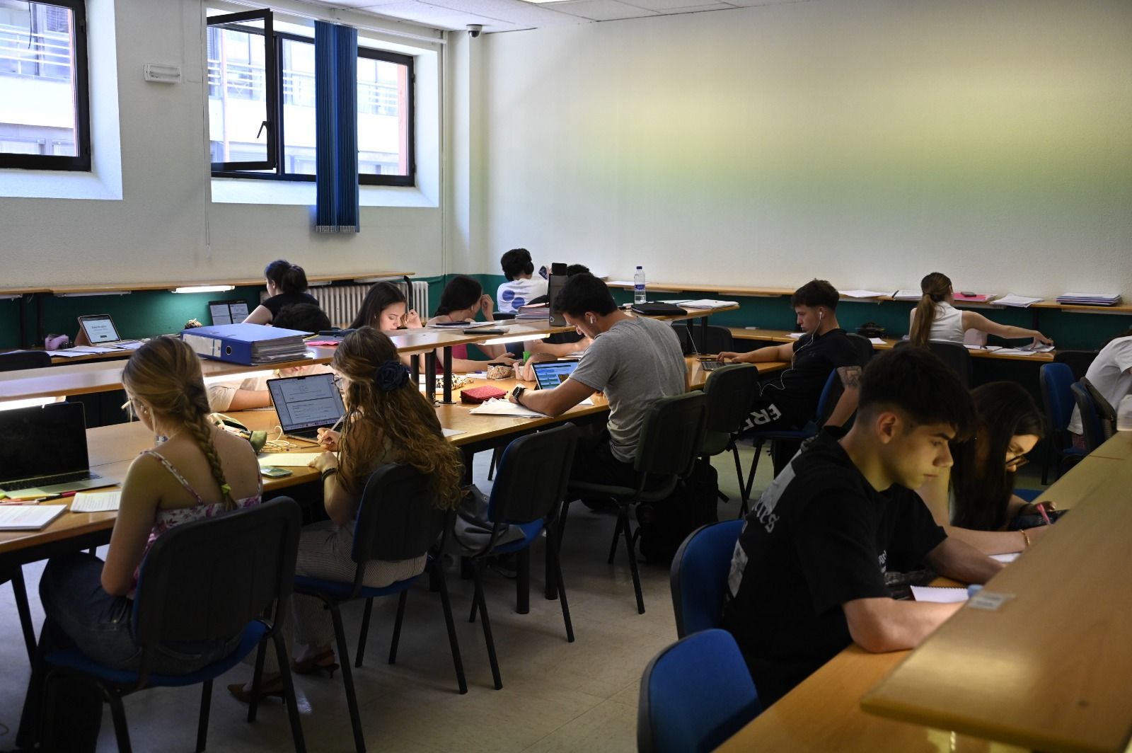 Las bibliotecas de León se llenan estos días para los últimos repasos de cara a los exámenes de la 'Selectividad'. | SAÚL ARÉN