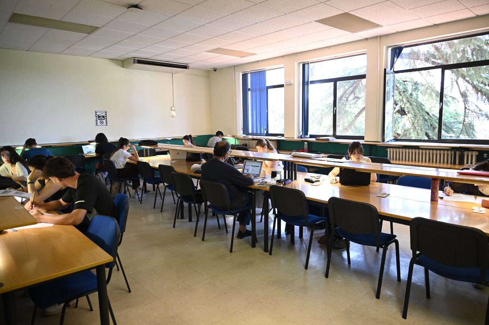 Las bibliotecas de León se llenan en las semanas previas a la PAU. | SAÚL ARÉN
