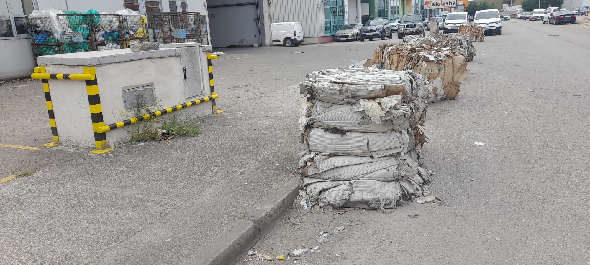 `Desperdicios a las puertas de la empresa que se encarga de la destrucción de documentos. | MAR IGLESIAS