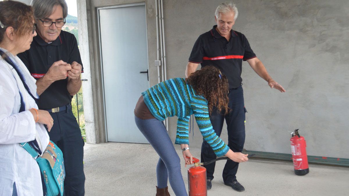 Los bomberos abrieron las puertas del parque a los periodistas en su Semana de la Prevención. | MAR IGLESIAS