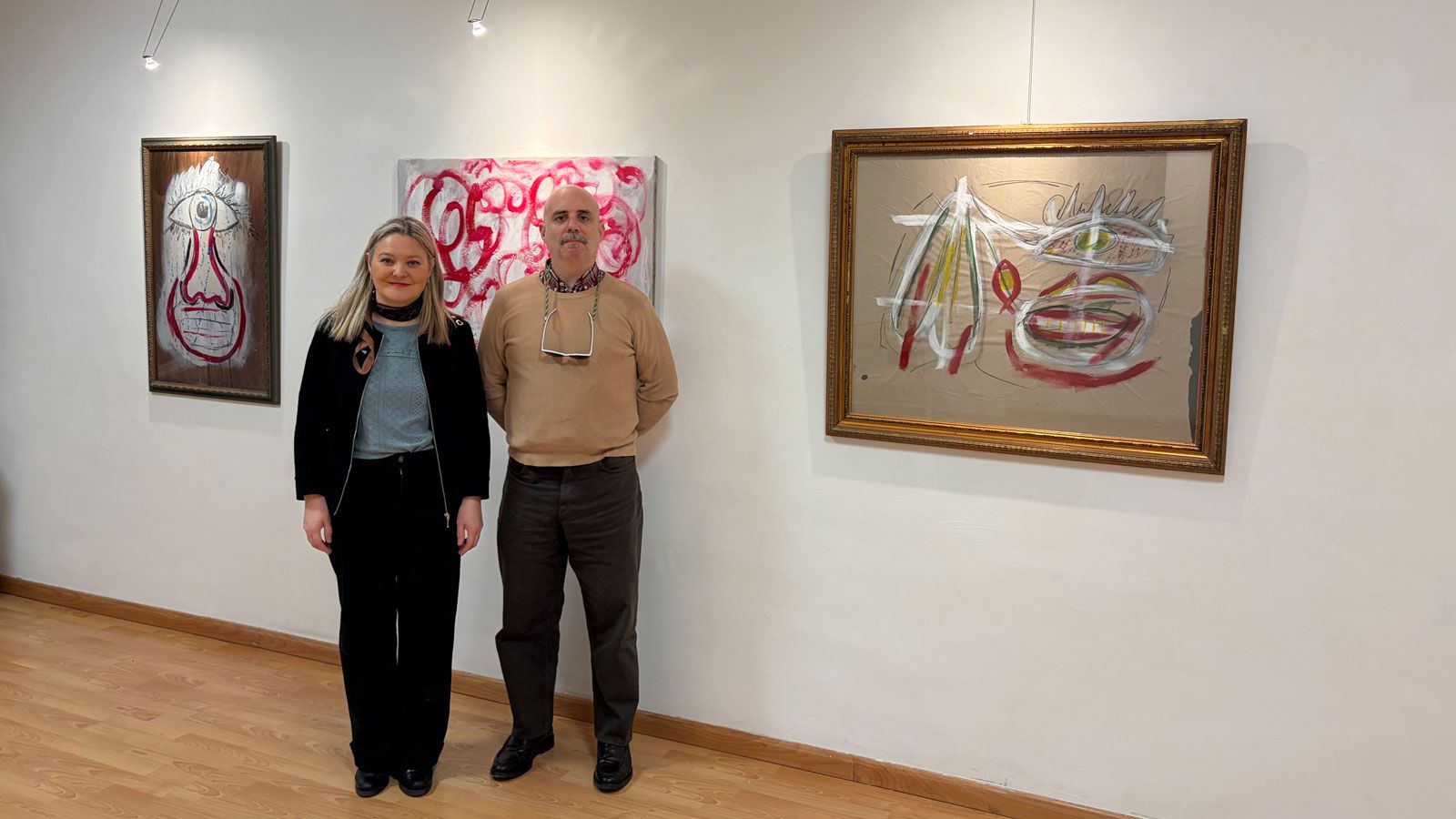 La galerista de Cinabrio Gemma junto al artista Fernando Guimerá durante la inauguración de su exposición en la sala leonesa. | VICENTE GARCÍA