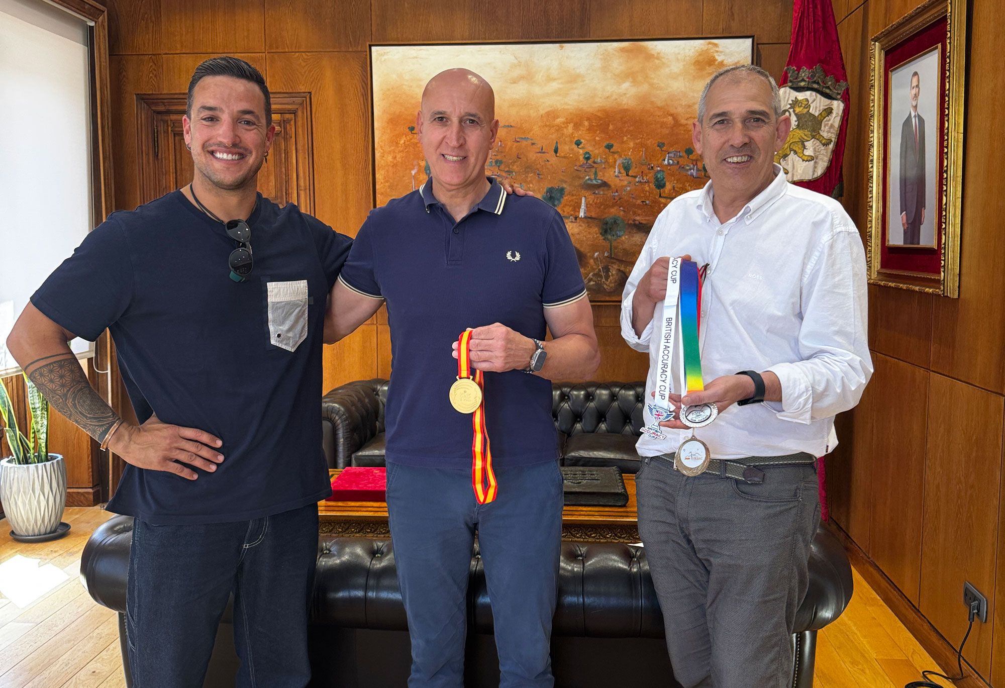 El alcalde, José Antonio Díez, y el concejal de Deportes Vicente Canuria, reciben a Moncho. | L.N.C.