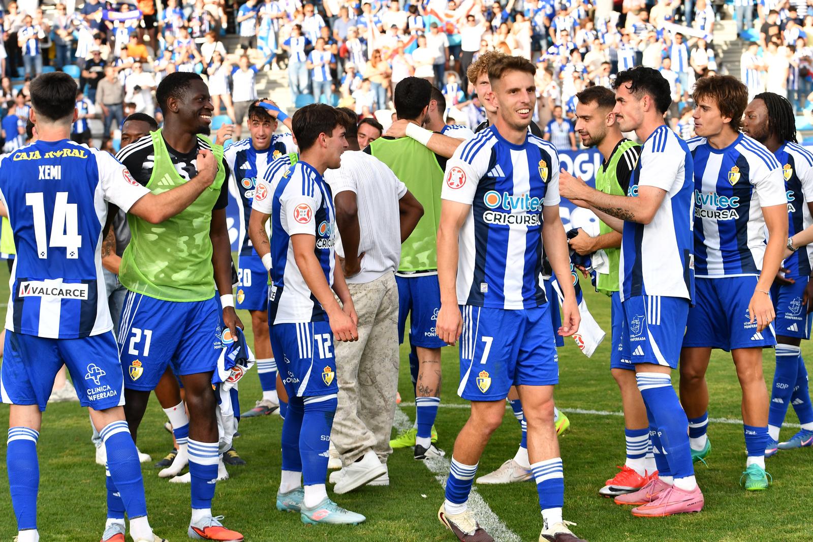 Jugadores de la Deportiva celebran la entrada del equipo en el 'playoff' de ascenso a Segunda. QUINITO