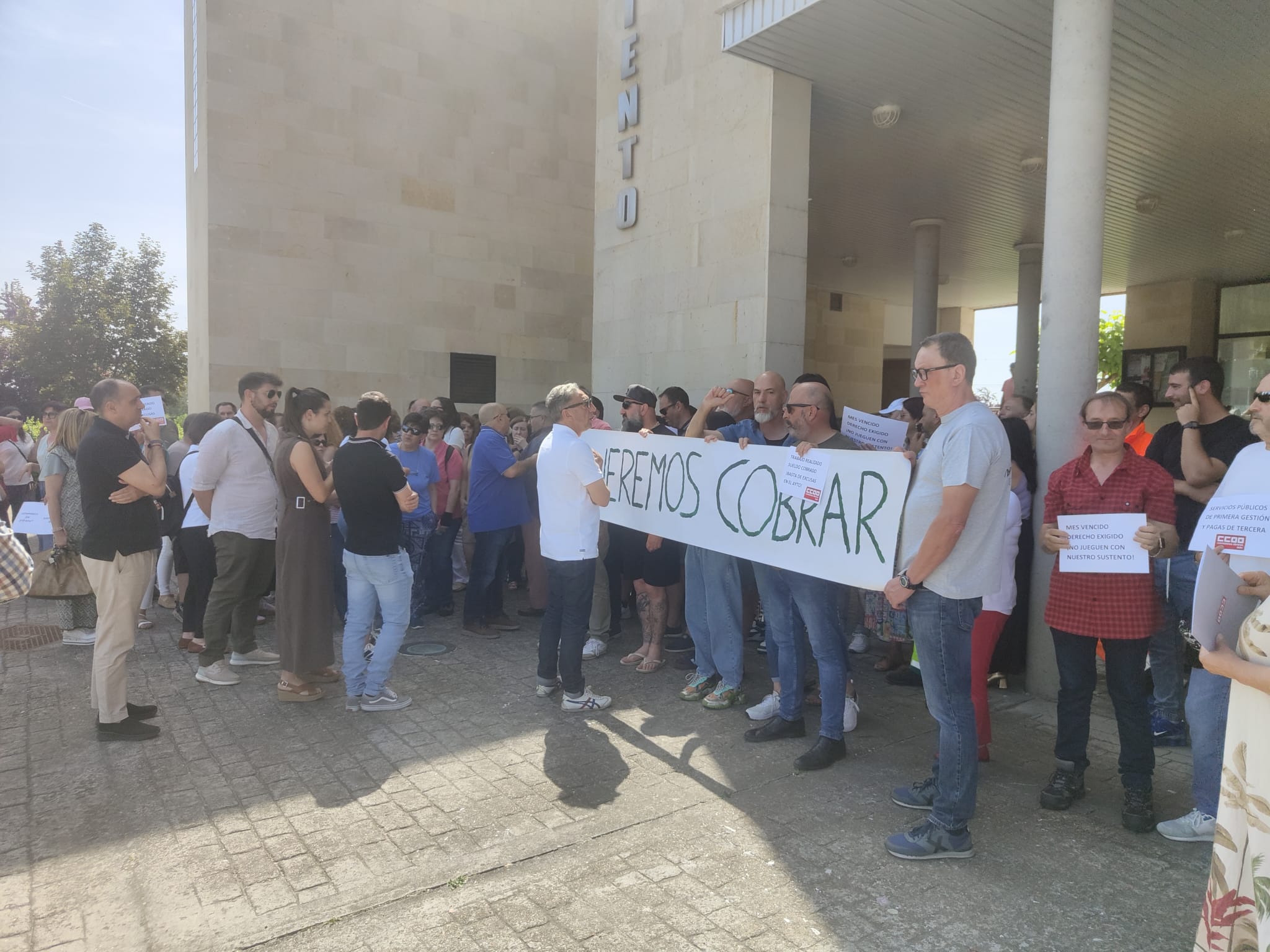 Imagen de la concentración en el Ayuntamiento de San Andrés. | LNC