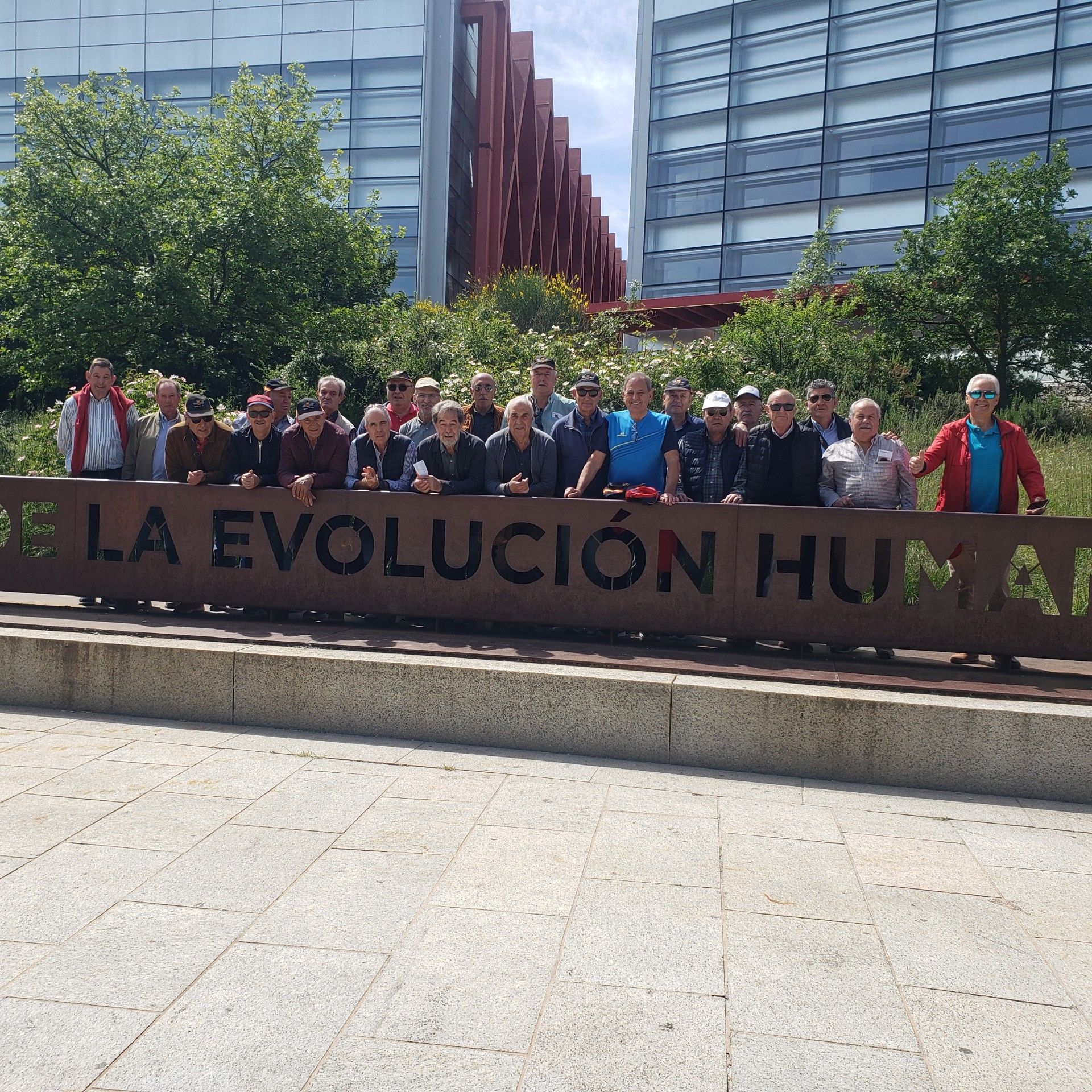 Foto de familia de la reunión de la promoción del 75 en la Base Aérea de La Virgen del Camino