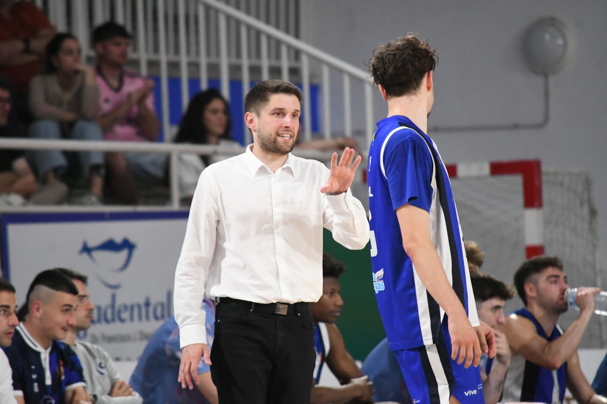 Samuel Conde durante uno de los partidos del Clínica Ponferrada. REDBLANQUIAZUL