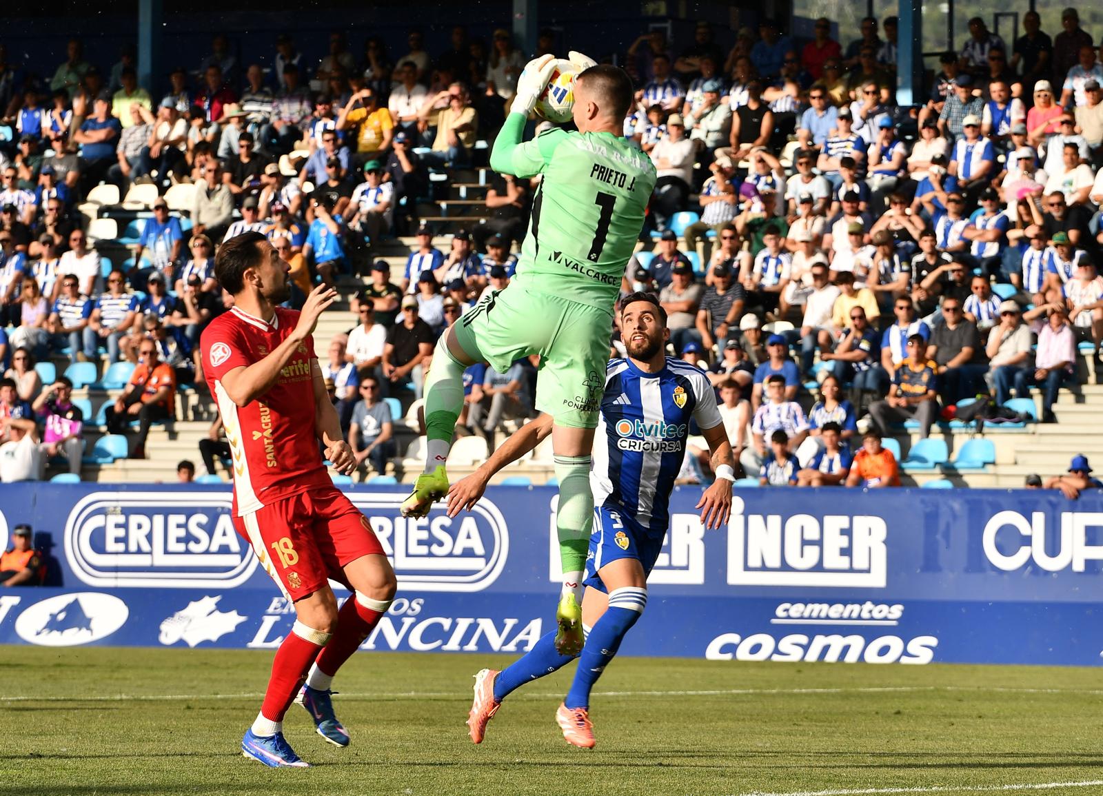 Andrés atrapa un balón en El Toralín ante las miradas de Germán Nóvoa y Enric Gallego. QUINITO