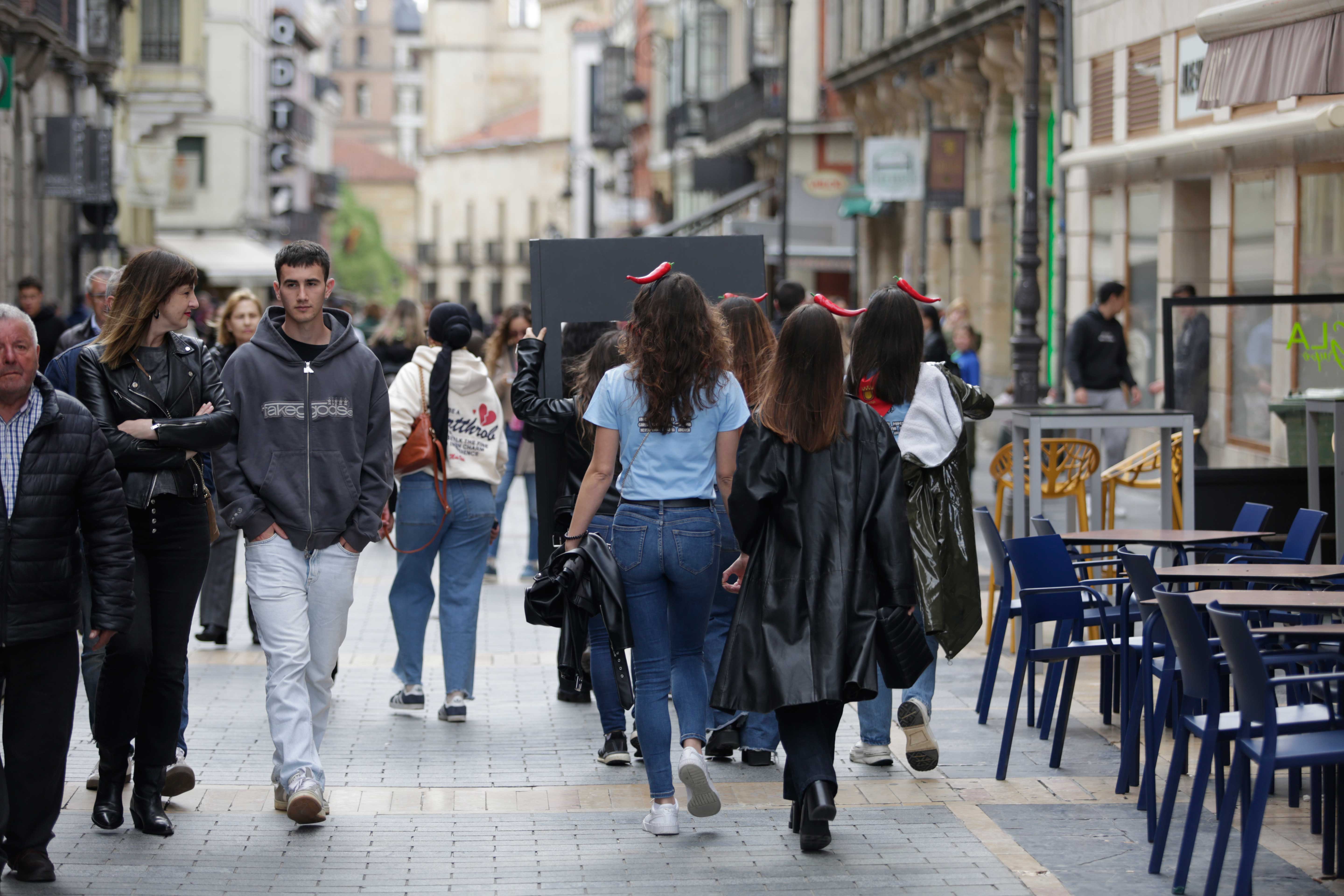 Imagen de archivo de personas paseando por el centro de León. | FERNANDO OTERO Imagen de archivo de personas paseando por el centro de León. | FERNANDO OTERO