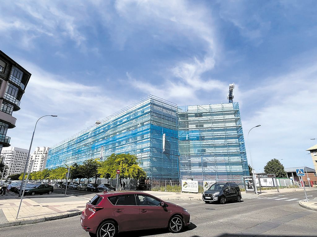 Viviendas sociales que la Junta está construyendo frente al centro de salud de La Palomera. | SAÚL ARÉN