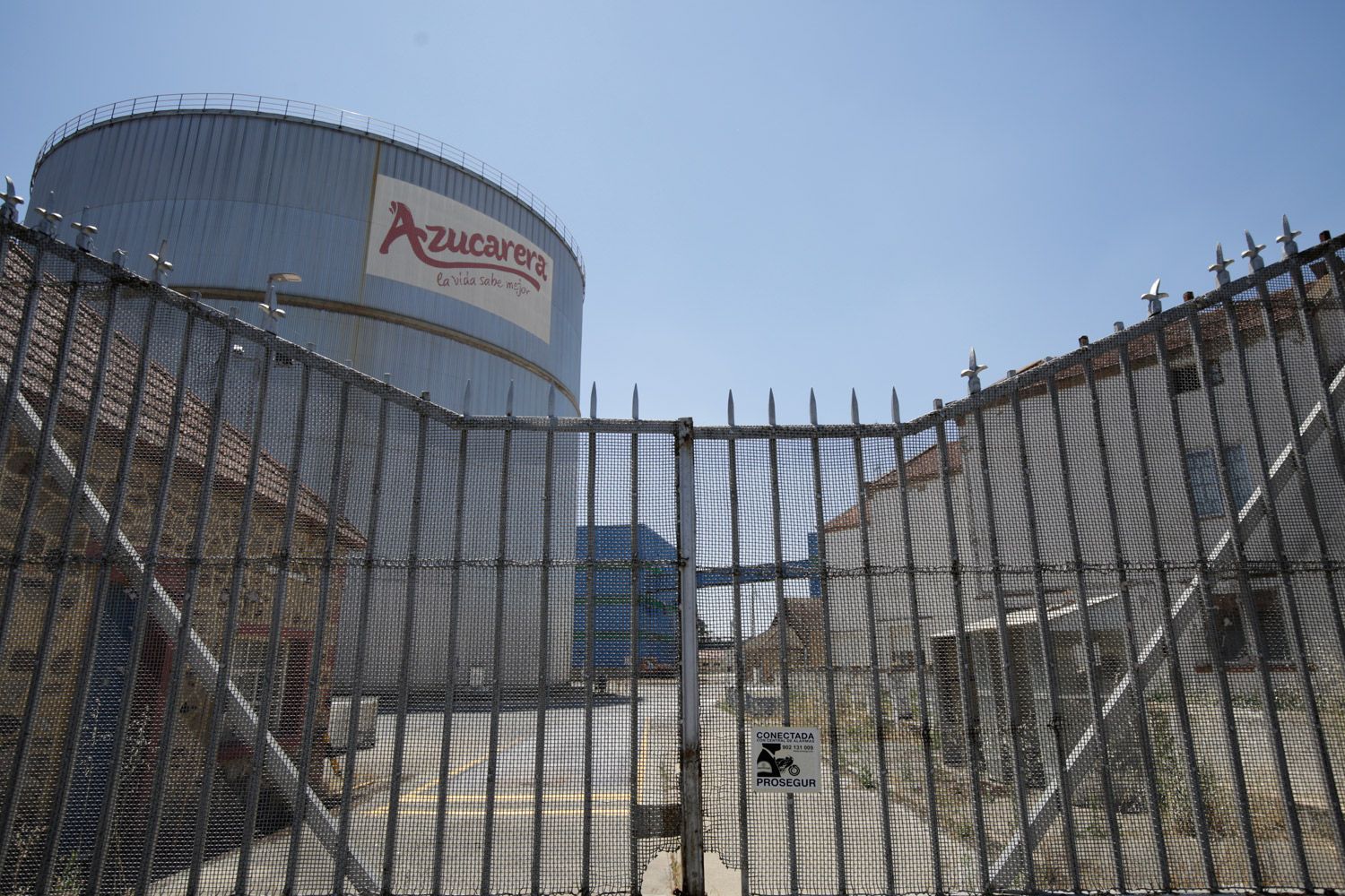 Vista de la fábrica de Azucarera de La Bañeza que ha perdido toda su actividad. | FERNANDO OTERO