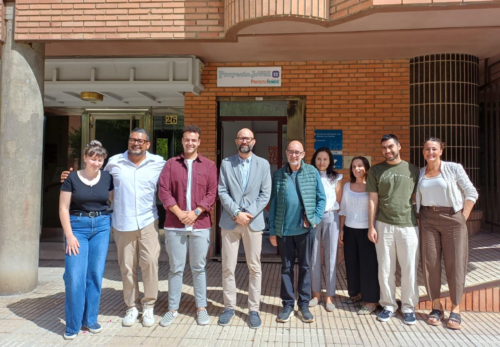 Foto de familia de la visita del Subdelegado a Proyecto Joven   Proyecto Hombre