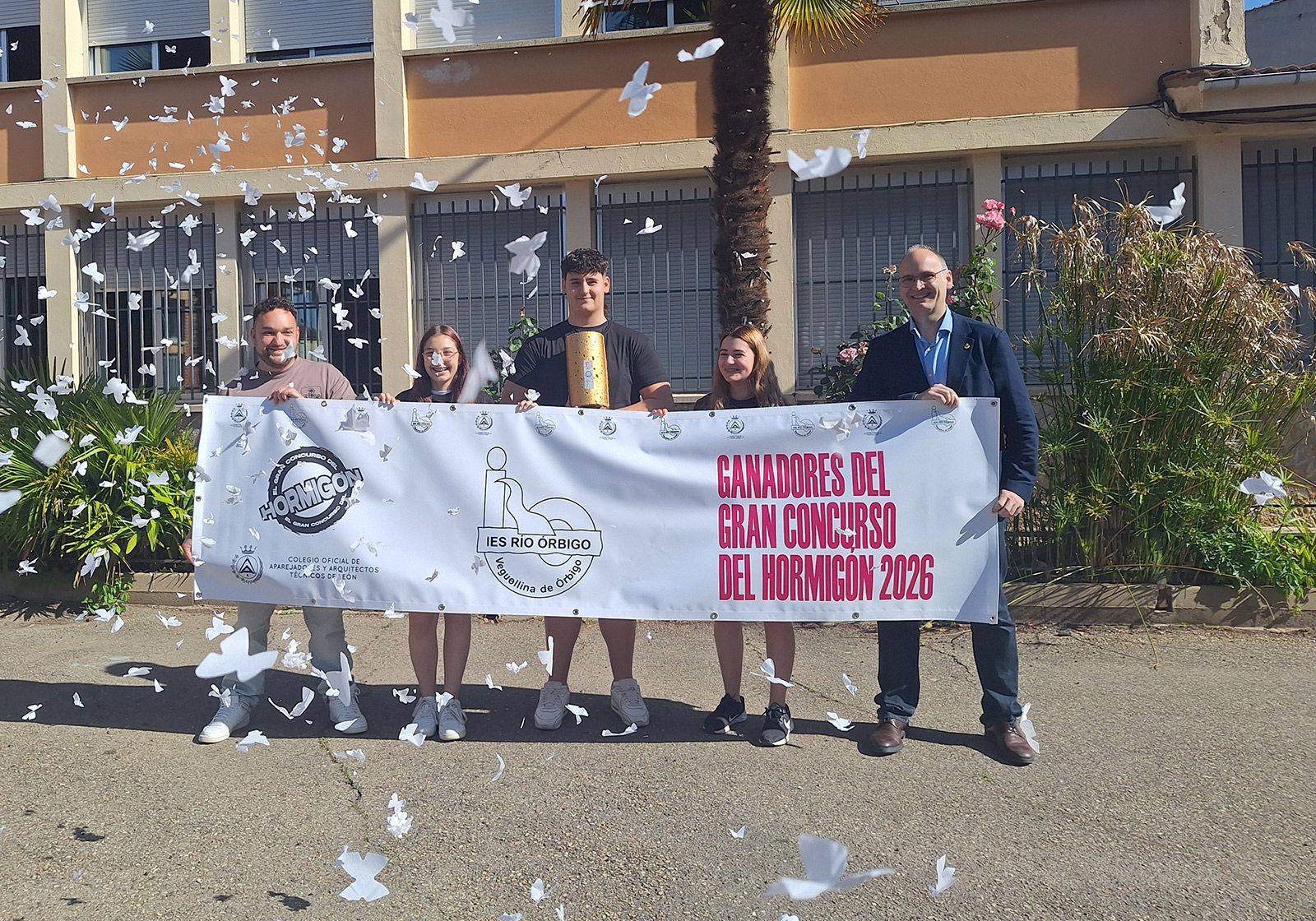 Los ganadores del concurso del hormigón, del IES Órbigo de Veguellina. Los ganadores del concurso del hormigón, del IES Órbigo de Veguellina.