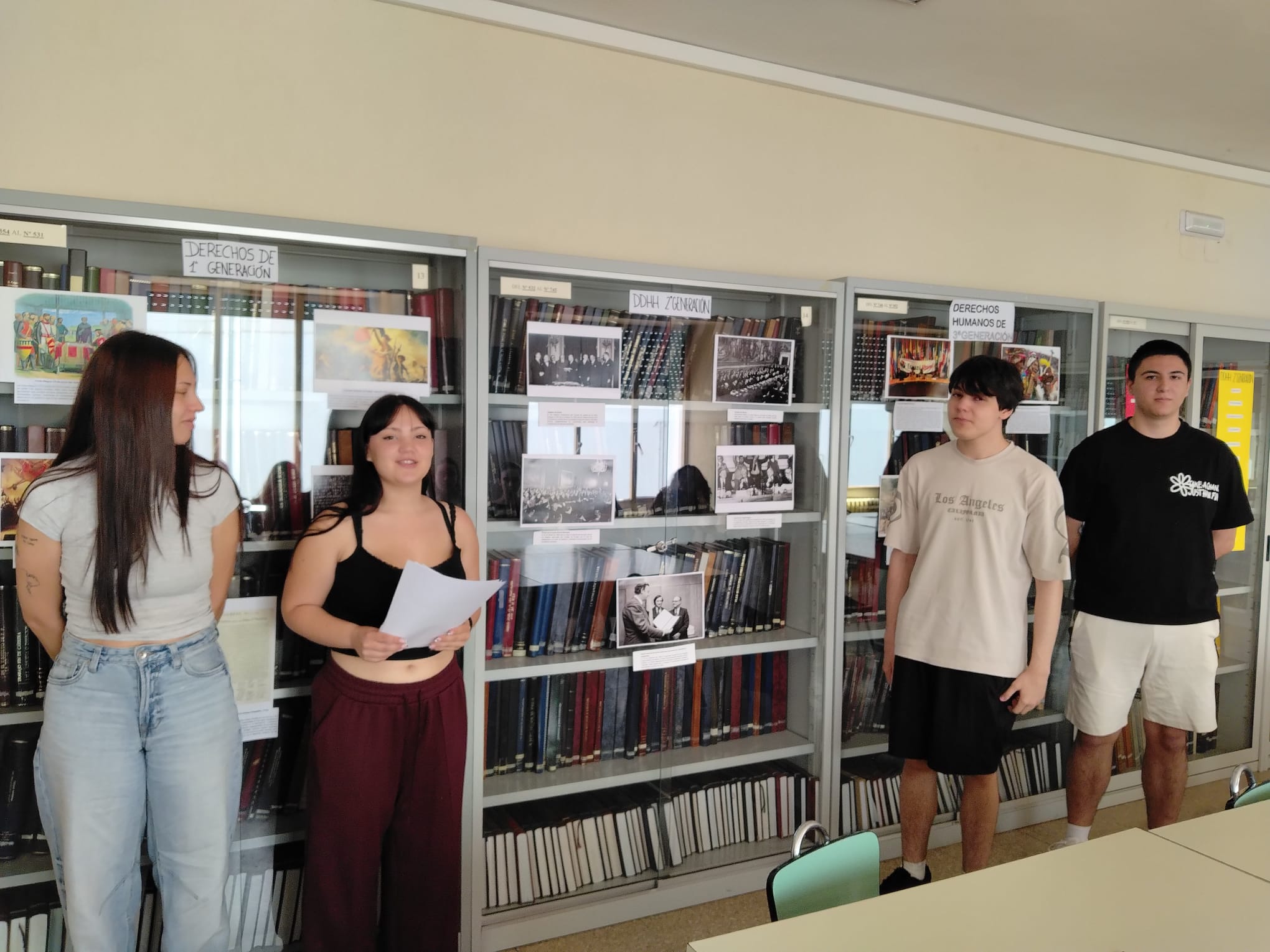Algunos de los universitarios que han puesto en marcha esta exposición. | L.N.C.
