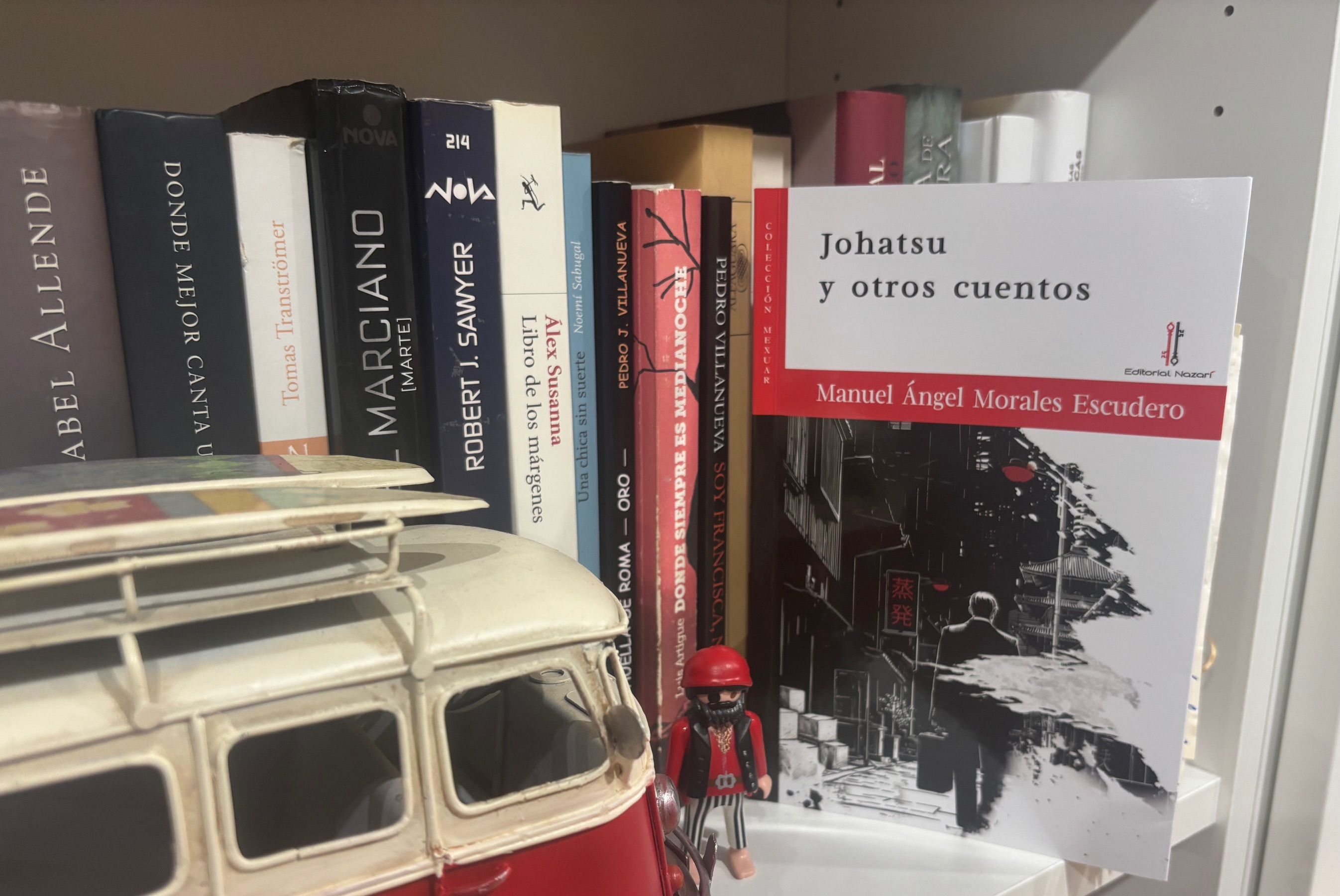 Portada del libro protagonista en la estantería de Ruy. 