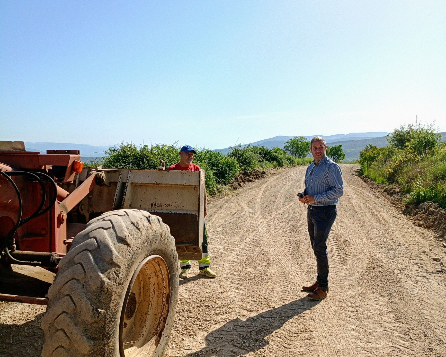 Iván Alonso en los trabajos de limpieza y acondicionamiento previos al aporte de material en el Camino Maragatos. Iván Alonso en los trabajos de limpieza y acondicionamiento previos al aporte de material en el Camino Maragatos.