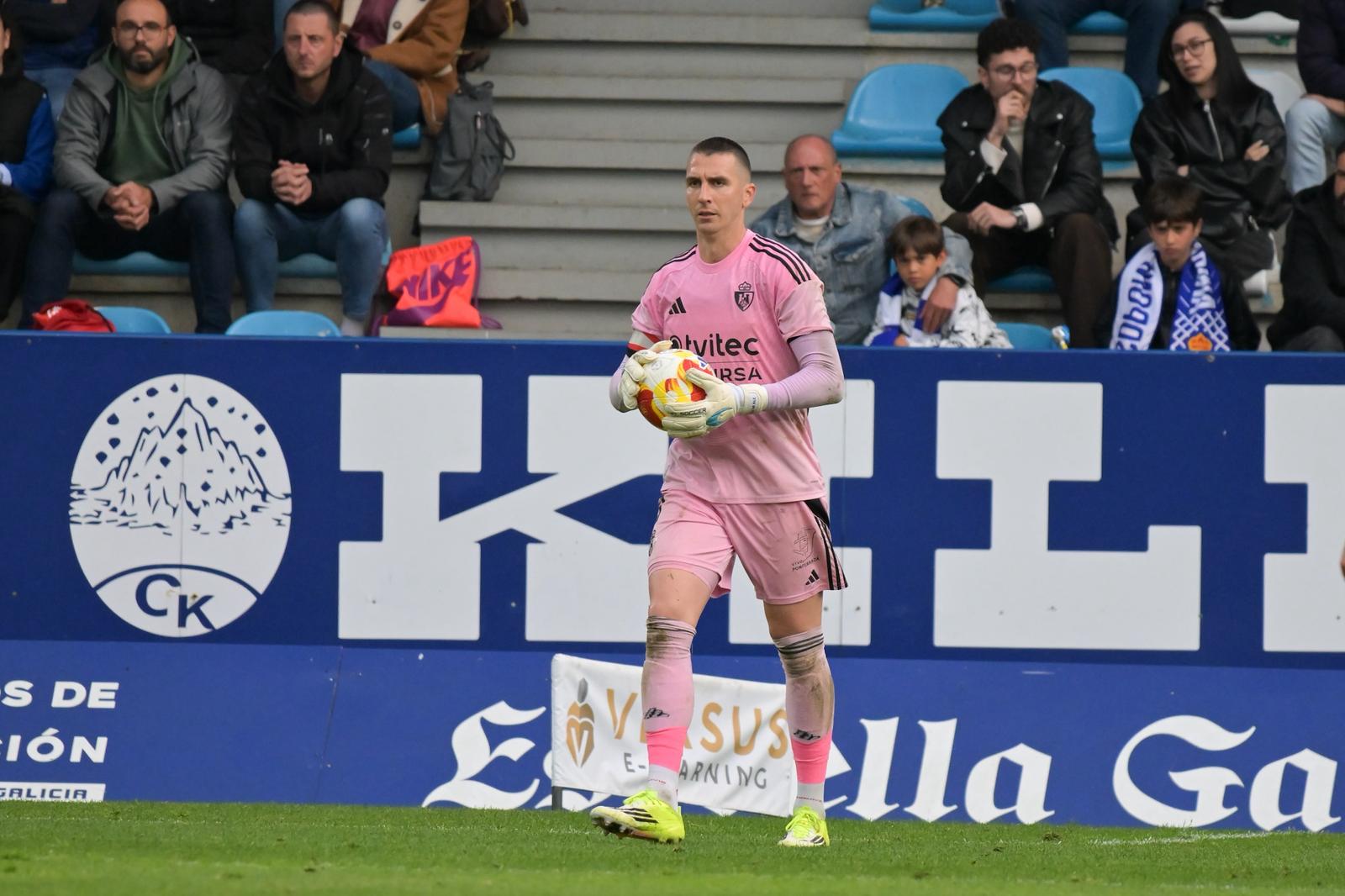 Andrés Prieto con el balón durante el partido ante el Real Avilés en El Toralín. QUINITO Andrés Prieto con el balón durante el partido ante el Real Avilés en El Toralín. QUINITO