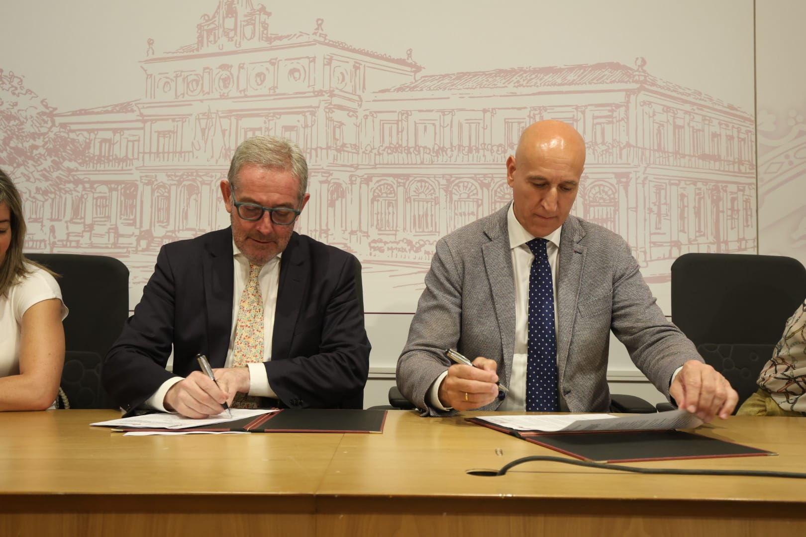El presidente de la Fundación Laboral de la Construcción en la comunidad y el alcalde de León firman la cesión. | FERNANDO OTERO El presidente de la Fundación Laboral de la Construcción en la comunidad y el alcalde de León firman la cesión. | FERNANDO OTERO