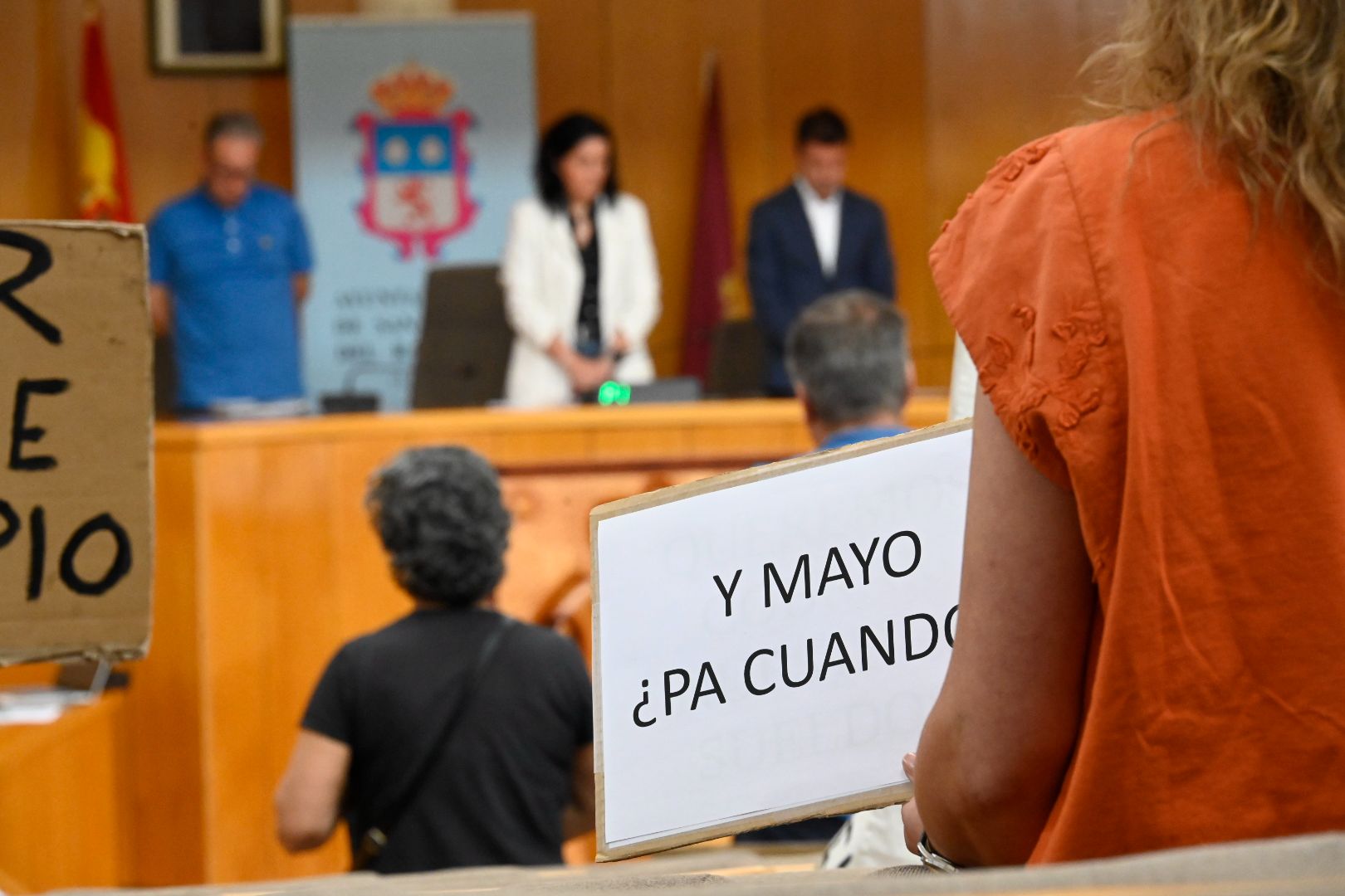 Los trabajadores de San Andrés protestaron en el pleno por el cobro de las nóminas. | SAÚL ARÉN