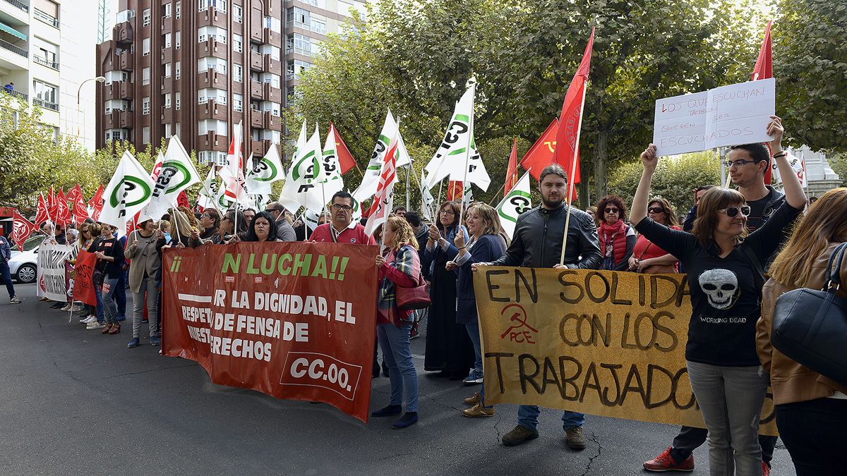 Un momento de la concentración de este jueves en la Subdelegación del Gobierno. | MAURICIO PEÑA