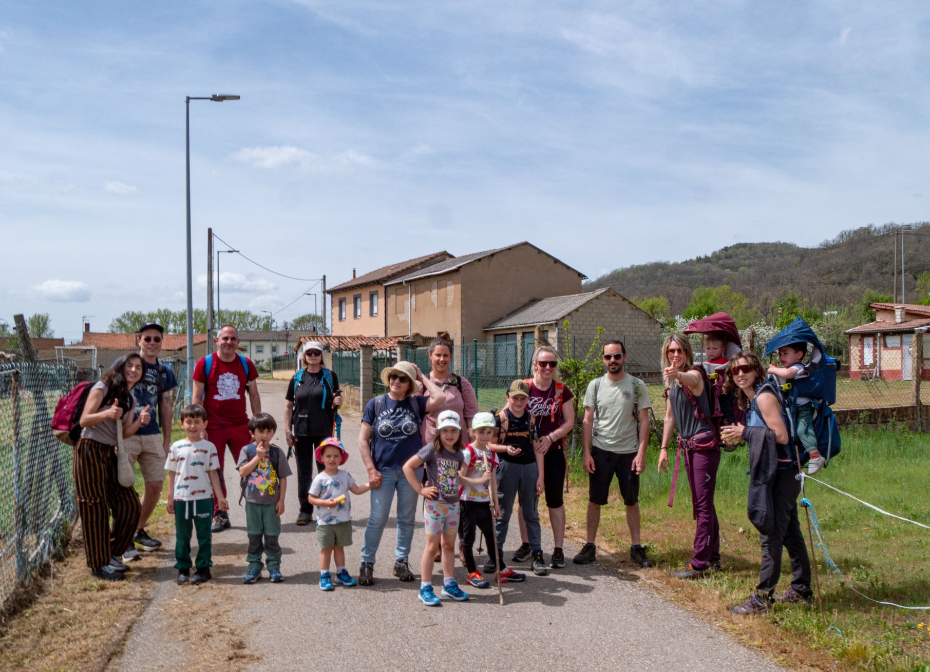 El grupo en los alrededores del apeadero de Naredo. | VICENTE GARCÍA El grupo en los alrededores del apeadero de Naredo. | VICENTE GARCÍA
