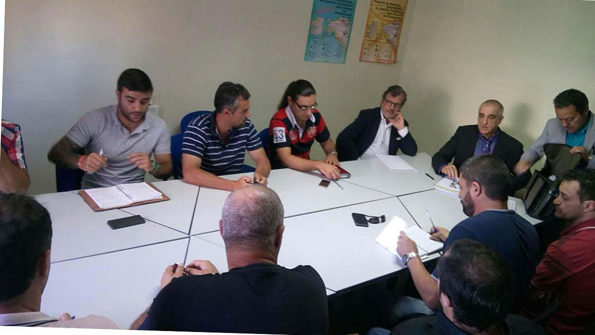 La consejera de Familia, Milagros Marcos, y el consejero de Sanidad, Antonio Sáez, durante la reunión. | ICAL