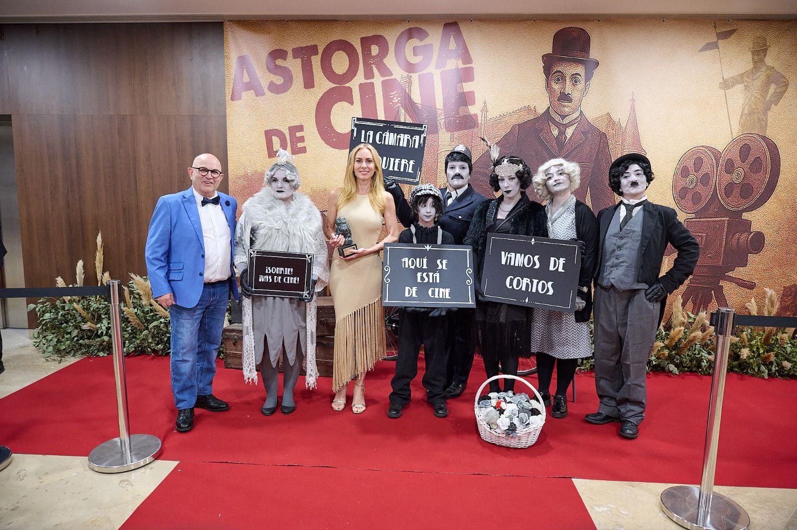 Imagen de la edición anterior del Festival de Cine de Astorga, con el concejal de cultura Tomás Valle a la izquierda y Kira Miró en el centro. | CEDIDA Imagen de la edición anterior del Festival de Cine de Astorga, con el concejal de cultura Tomás Valle a la izquierda y Kira Miró en el centro. | CEDIDA