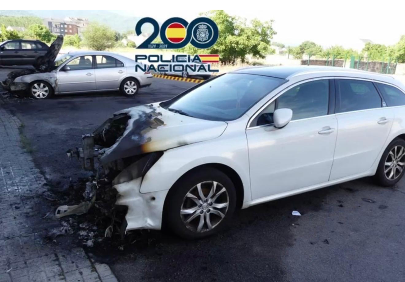 Coches quemados por el presunto detenido.