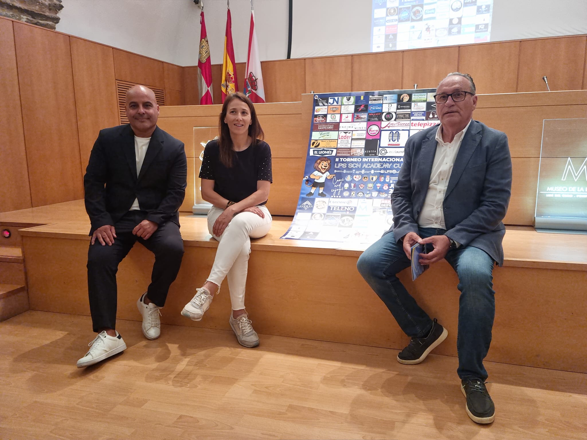 Momento de la presentación del torneo de fútbol en el Museo de la Radio de Ponferrada. RAÚL FERNÁNDEZ